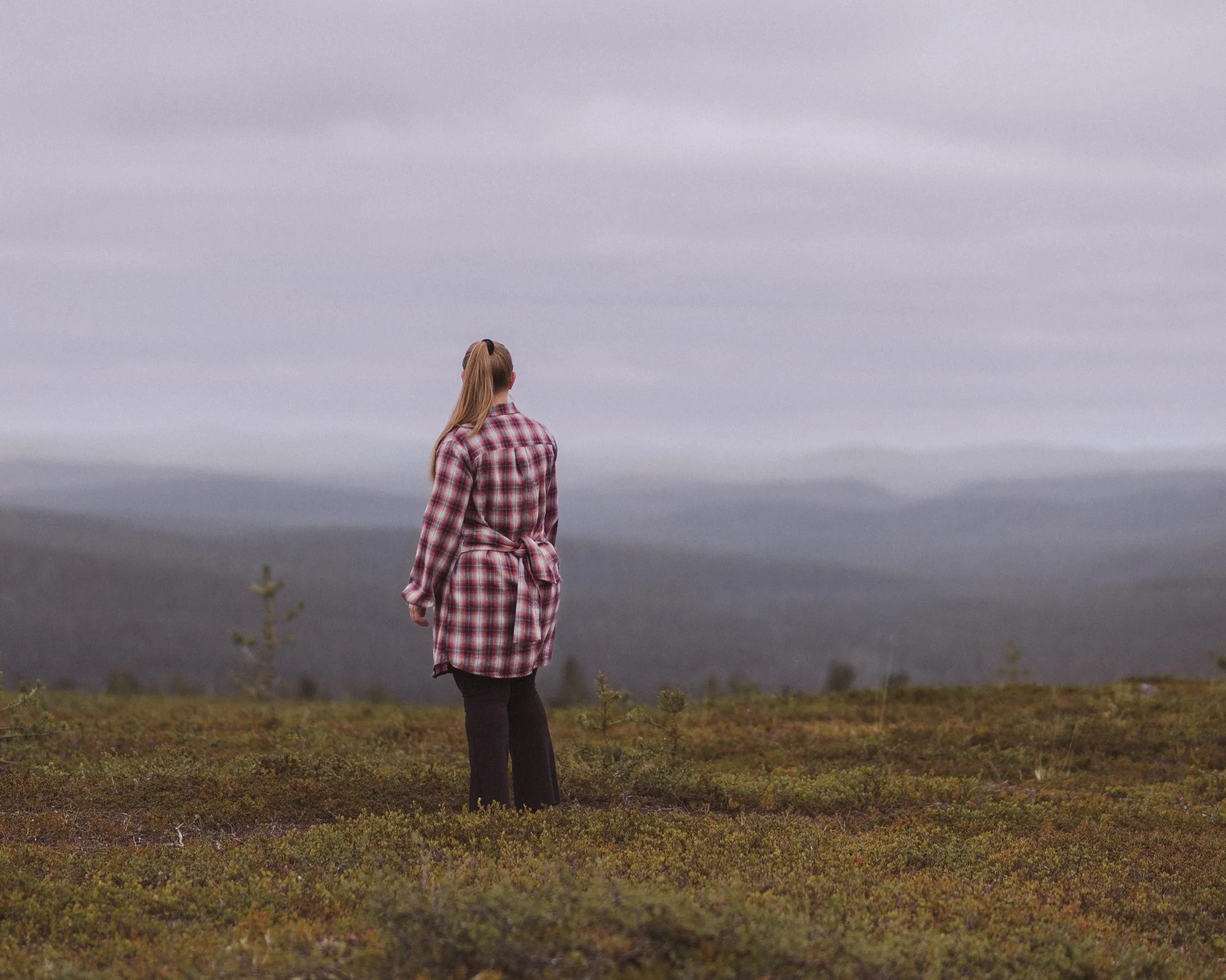 SEO-asiantuntija Sarita Peltoniemi seliksi kameraan. Kuvainnollistava kuva, että pelkkä näkyvyys ei riitä.