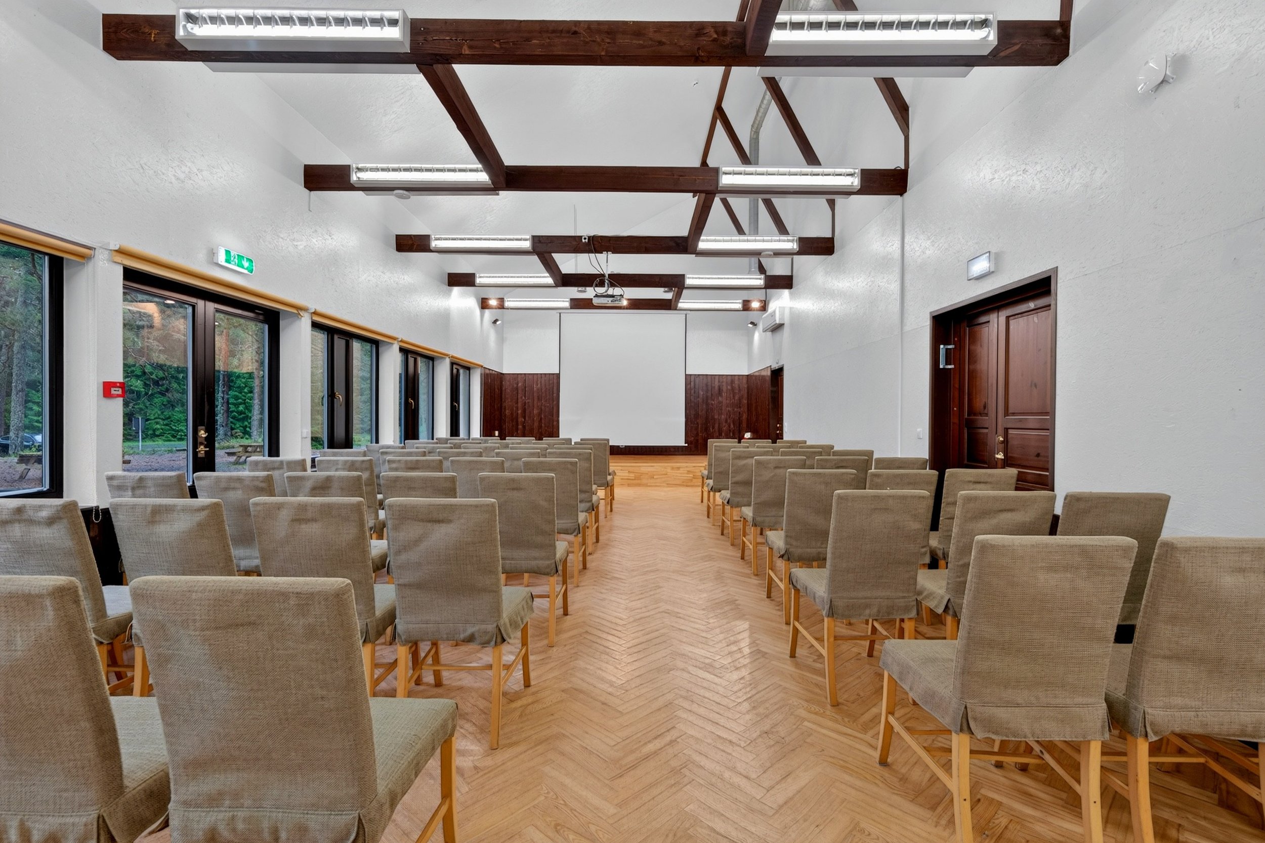 Suur saal koolitusmajas