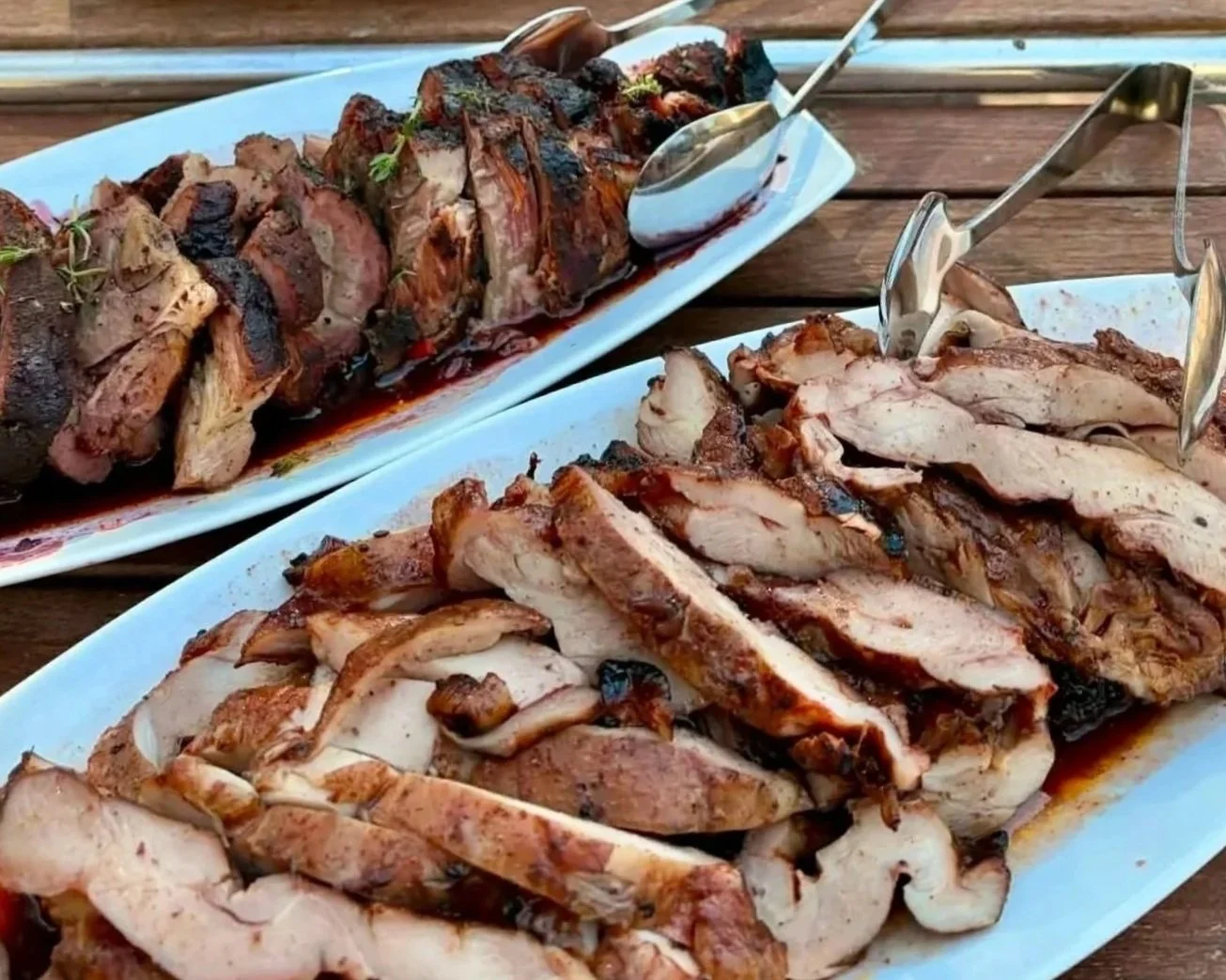 grillattua lihaa tarjottimilla