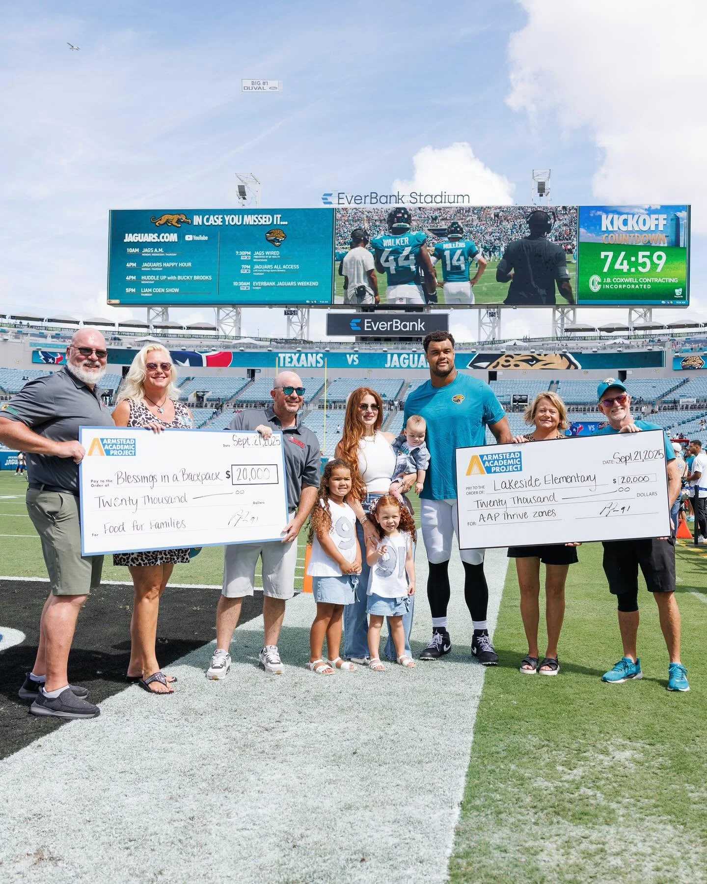 @arikarmstead and @armsteadacademicproject donated $20,000 to students at Lakeside Elementary in Orange Park, FL and to @blessingsinabackpack before today&rsquo;s game in Jacksonville 🙌

Perfect way to begin a winning Sunday 💙💛