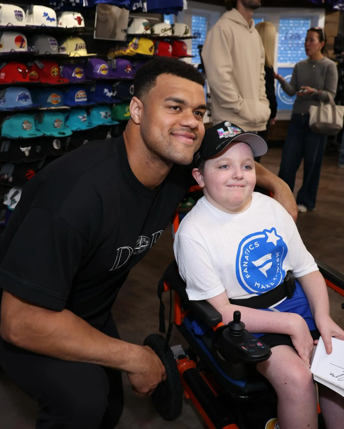 @makeawishamerica and @fanatics hosted 23 Make-A-Wish kids and their families at this year&rsquo;s Super Bowl! @arikarmstead spent time with the kids on a private shopping experience at the @lids store in San Francisco! 💙