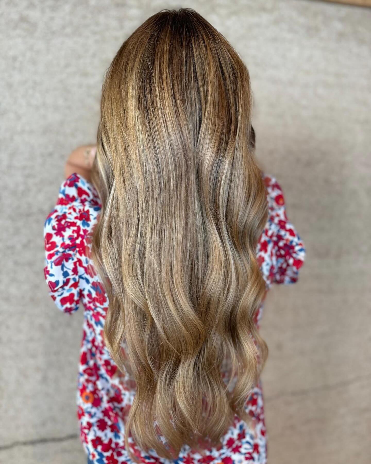 ~ SUNNY ~ 

Un jolie &eacute;claircissement pour terminer l&rsquo;&eacute;t&eacute; ☀️ 

R&eacute;alis&eacute; par @audrey_hairdresser quelques temps avant son cong&eacute; maternit&eacute; 

On en profite pour la f&eacute;liciter chaleureusement pou