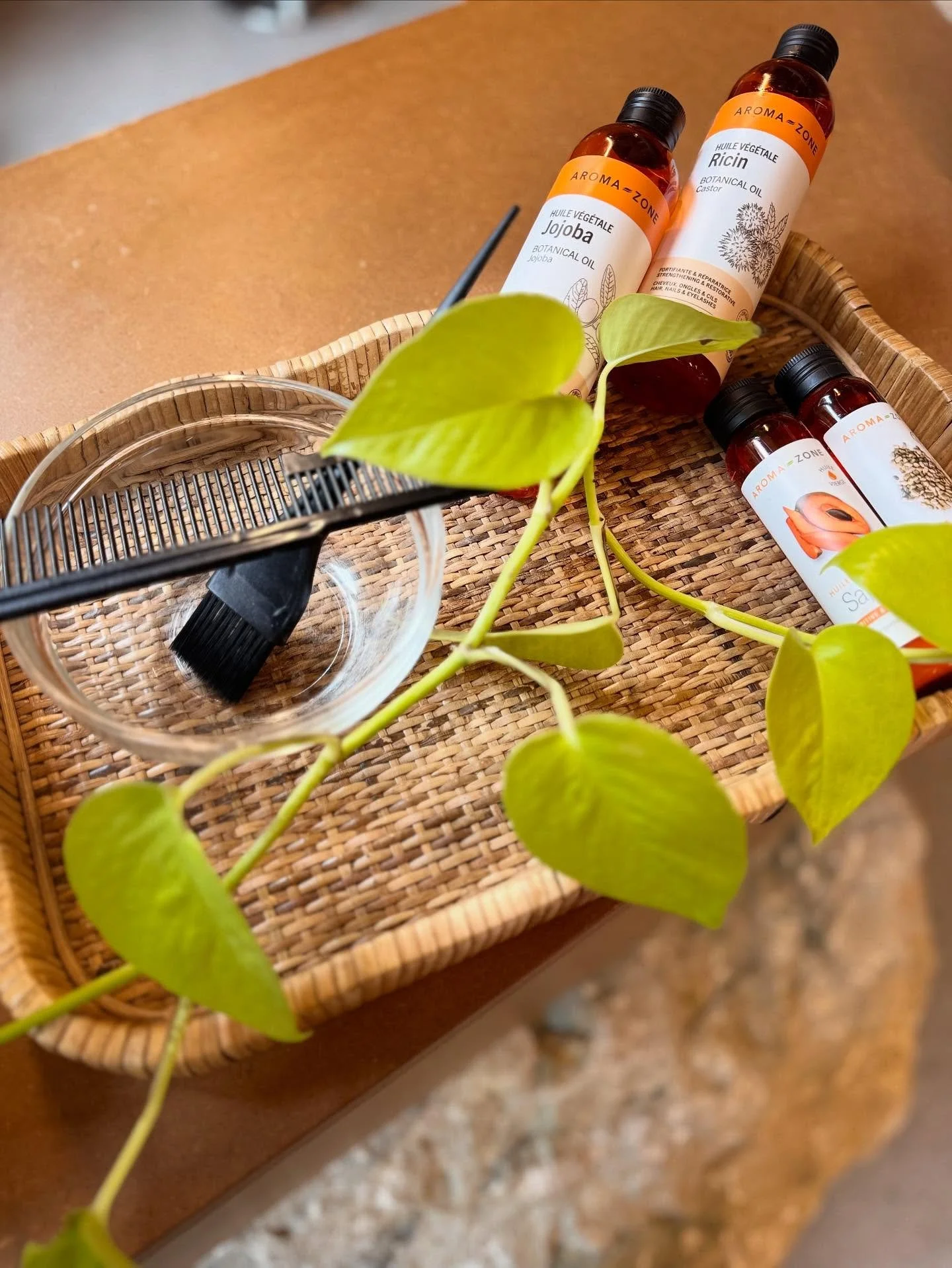 Le saviez-vous ? 💡 

Nous proposons dans nos salons des &quot; soins profonds aux huiles &quot; 

Leurs b&eacute;n&eacute;fices ? Ils sont multiples, anti chute, &eacute;quilibrant, nourrissant, stimulant &hellip; 

Comment &ccedil;a fonctionne ? Gr