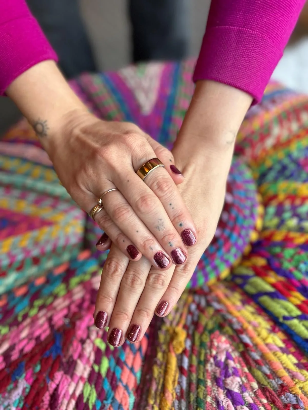 Une manucure paillet&eacute;e id&eacute;al pour les f&ecirc;tes de fin d&rsquo;ann&eacute;e 🌲 ✨ 

R&eacute;alis&eacute; par @lee_sthetique 
Vernis " bon ton "