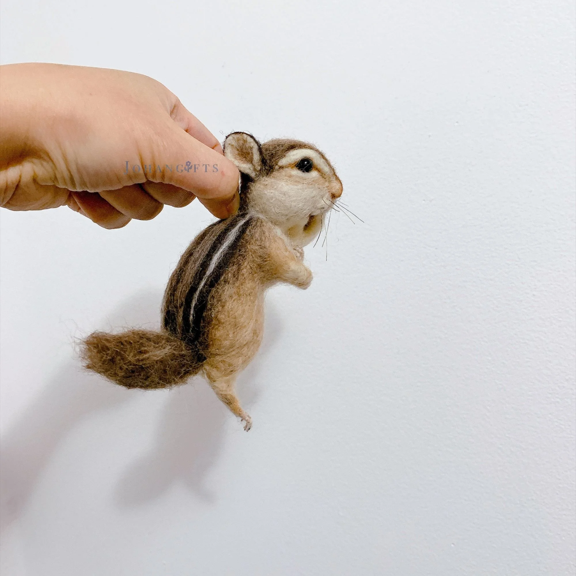 realistic-chipmunk-wool-sculpture-wildlife-art.jpg