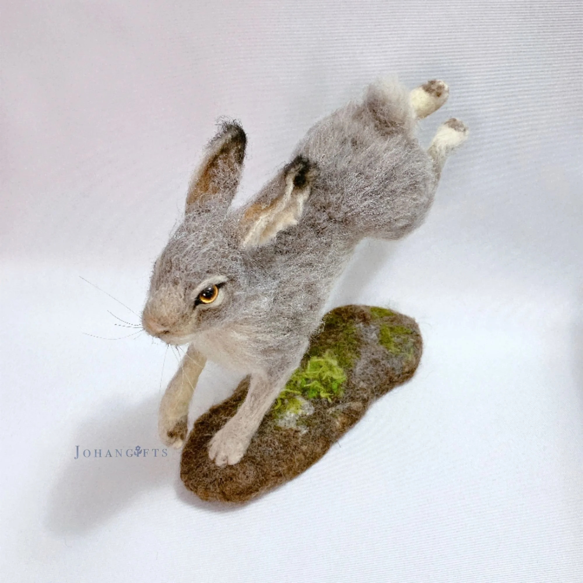 arctic-hare-fiber-sculpture-canada.jpg