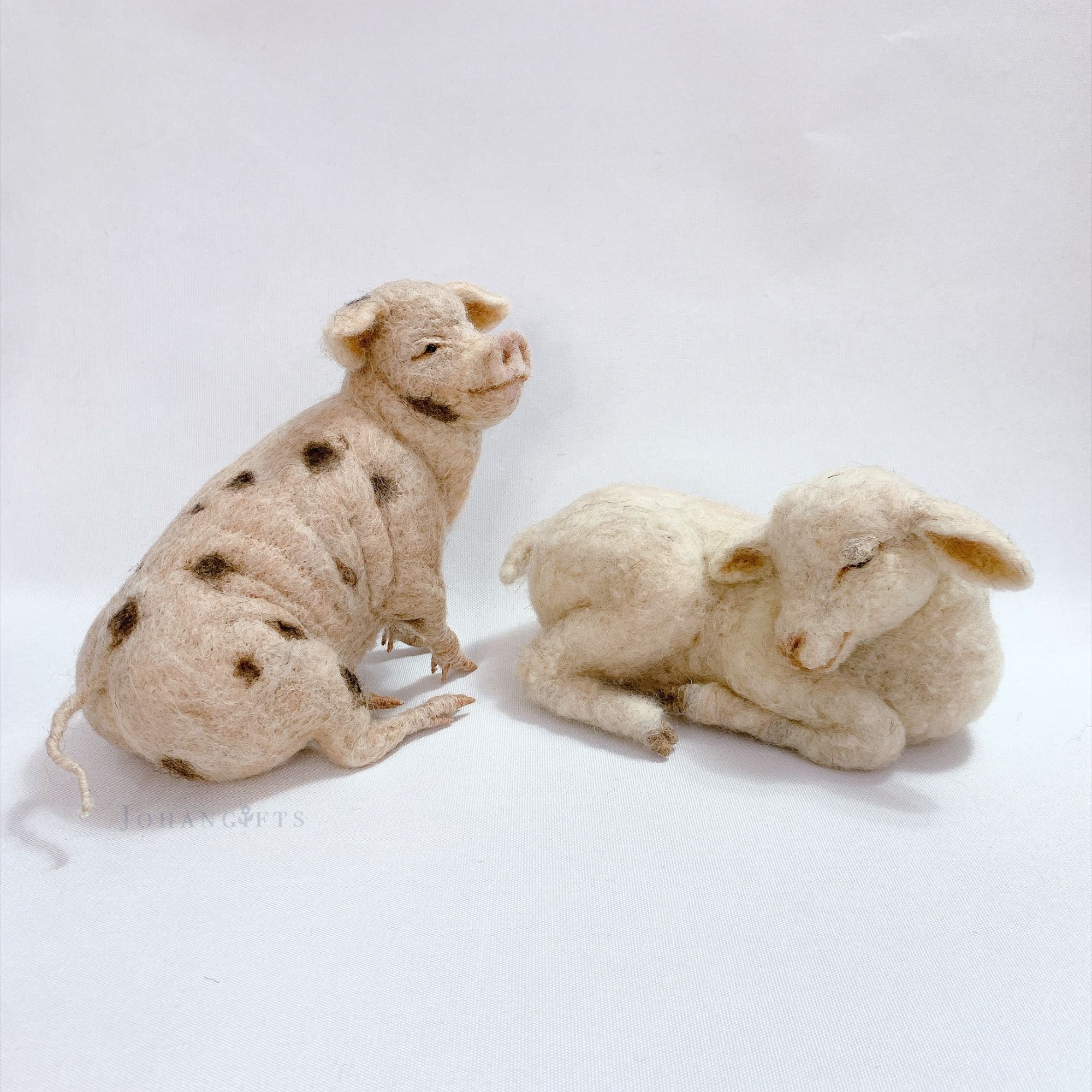 joyful-farm-animal-pig-and-lamb-sculptures.jpg