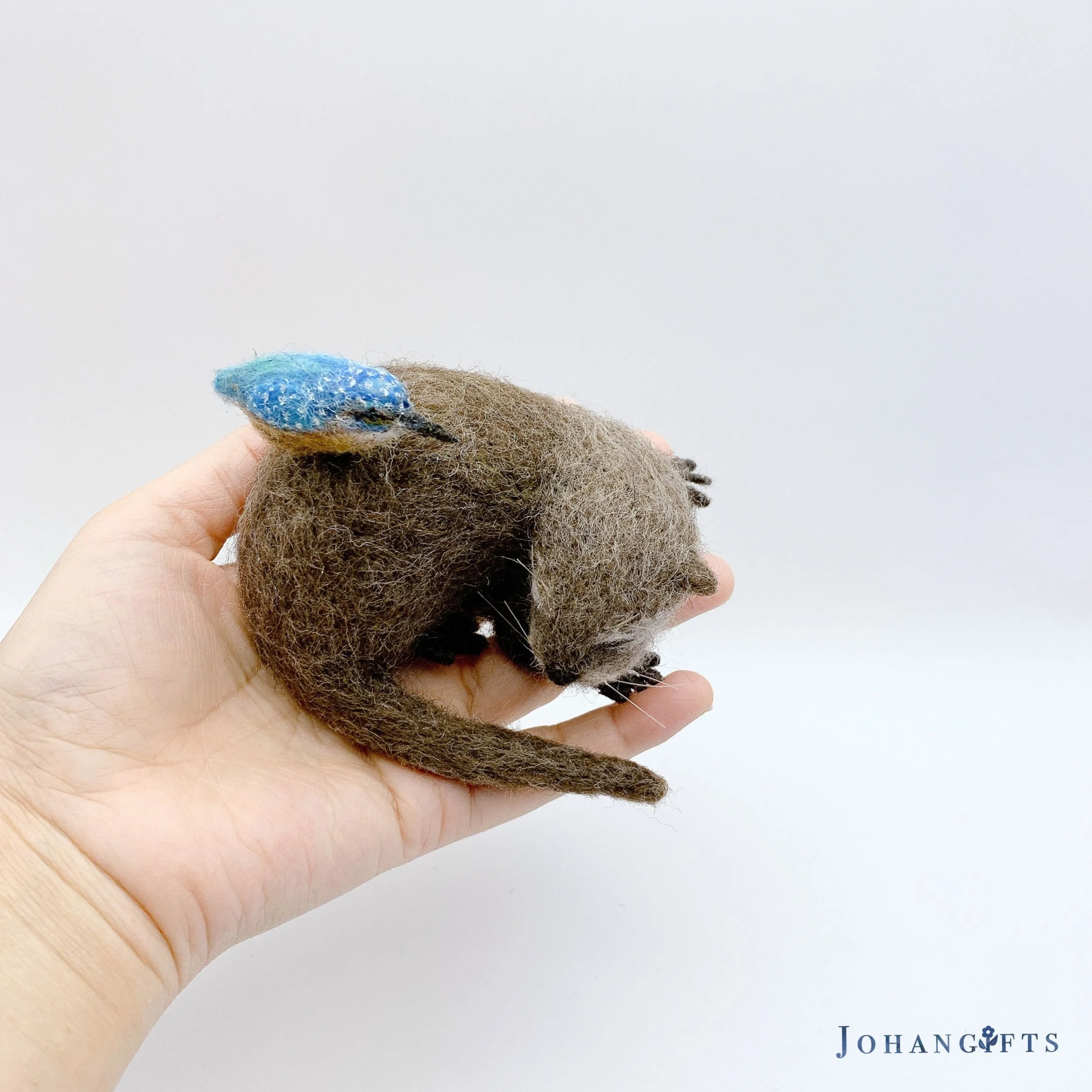 otter-and-kingfisher-handmade-wool-sculpture-animal-art.jpg