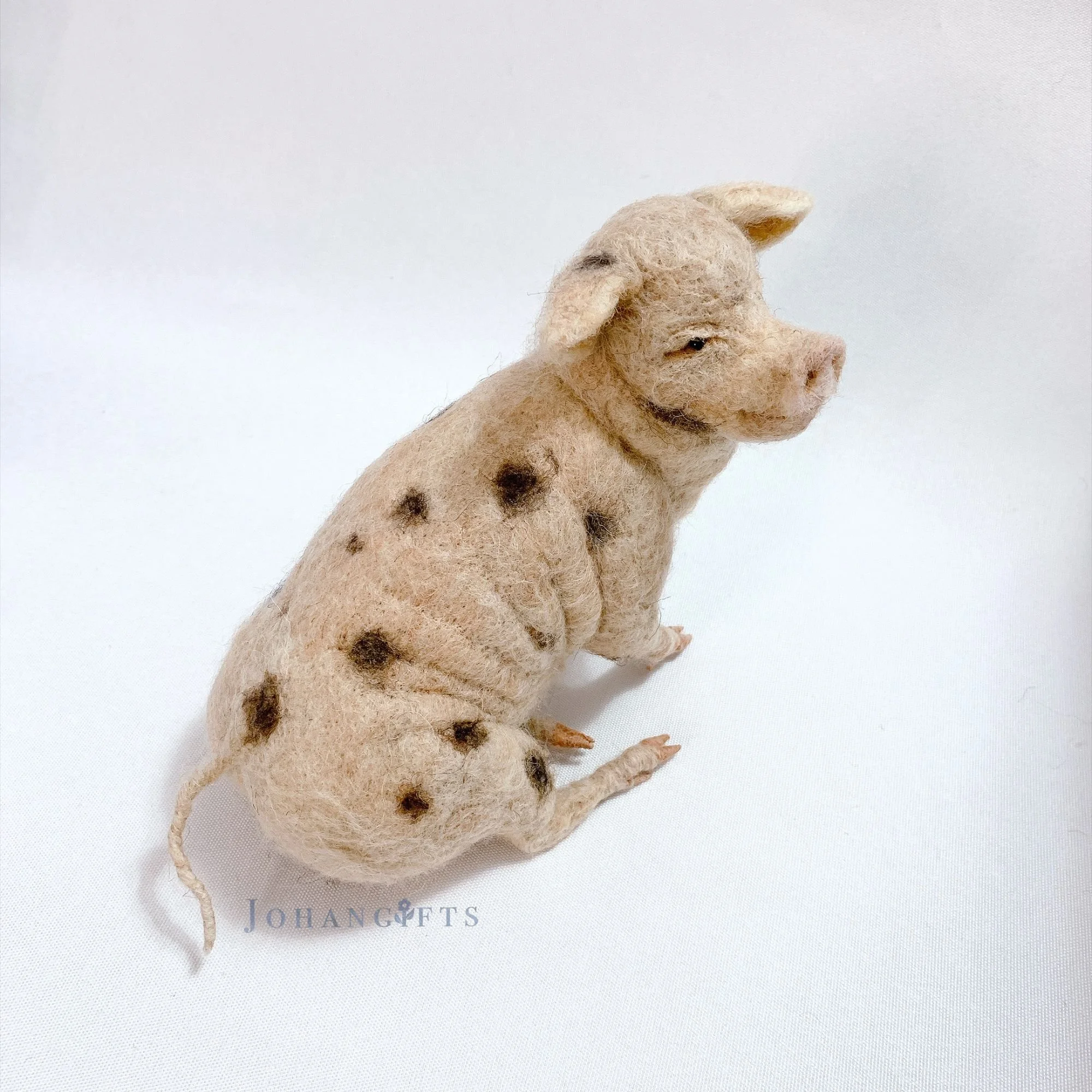 realistic-spotted-pig-wool-farm-animal.jpg