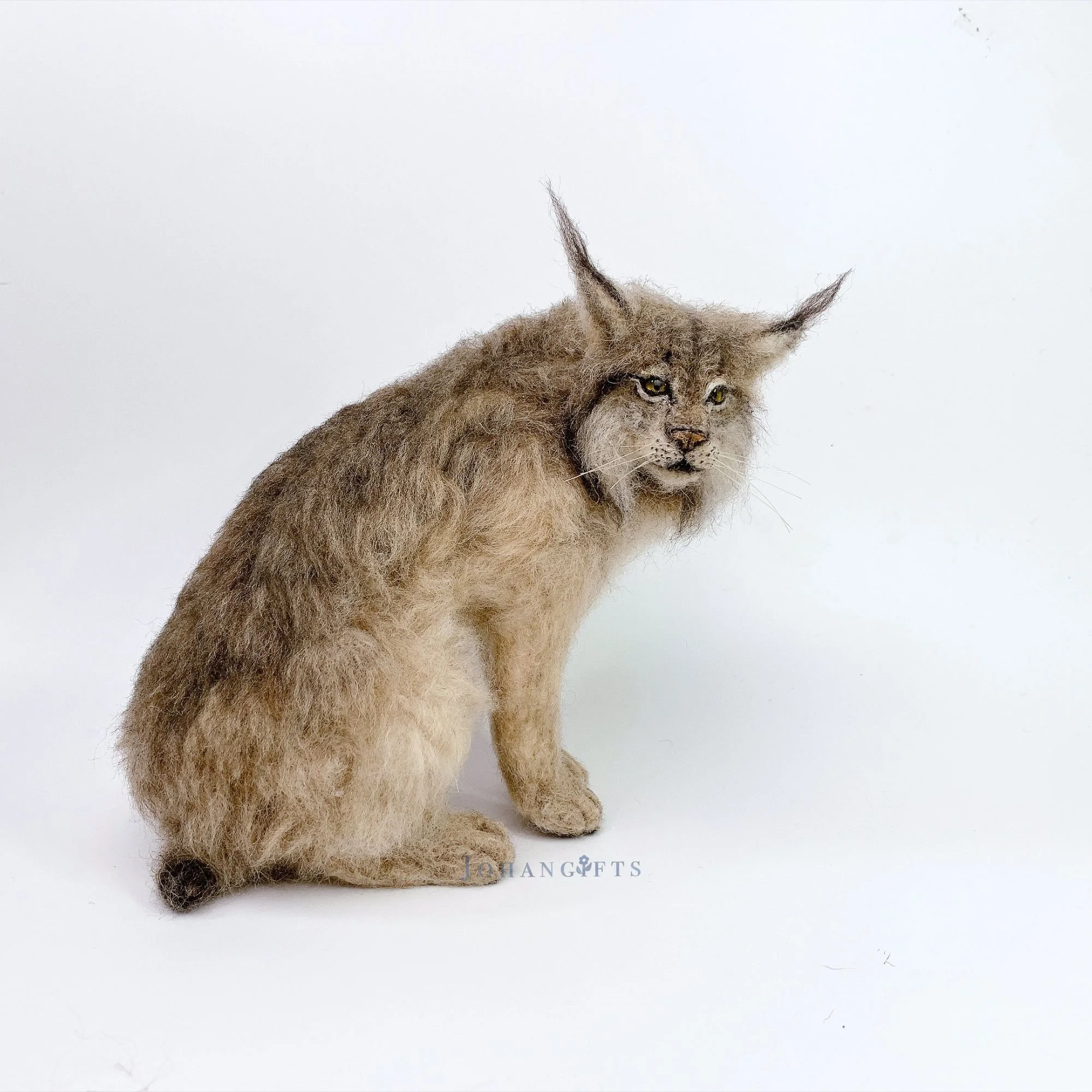 handmade-wildlife-wool-lynx-sculpture.jpg