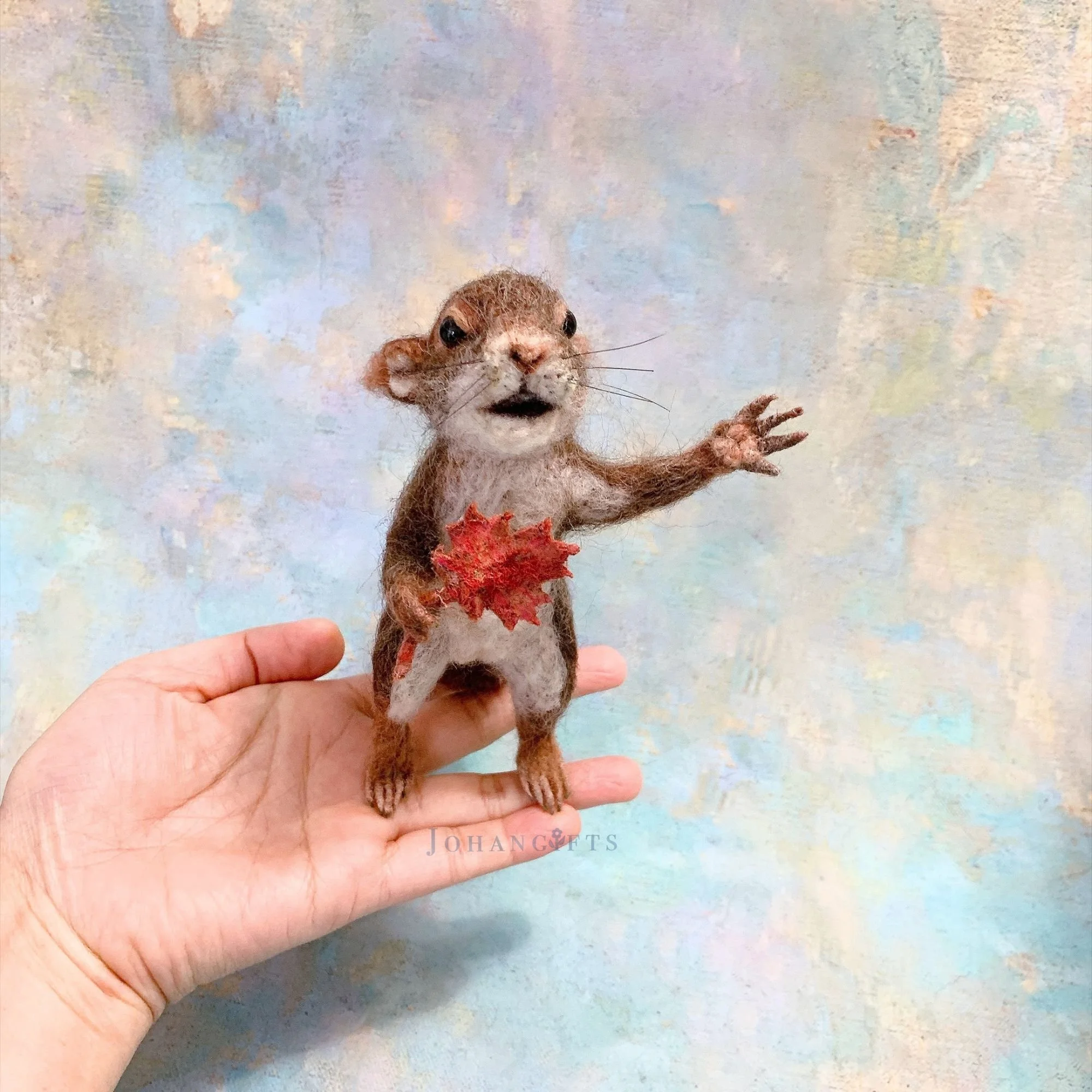 handmade-squirrel-wool-sculpture-maple-leaf.jpg