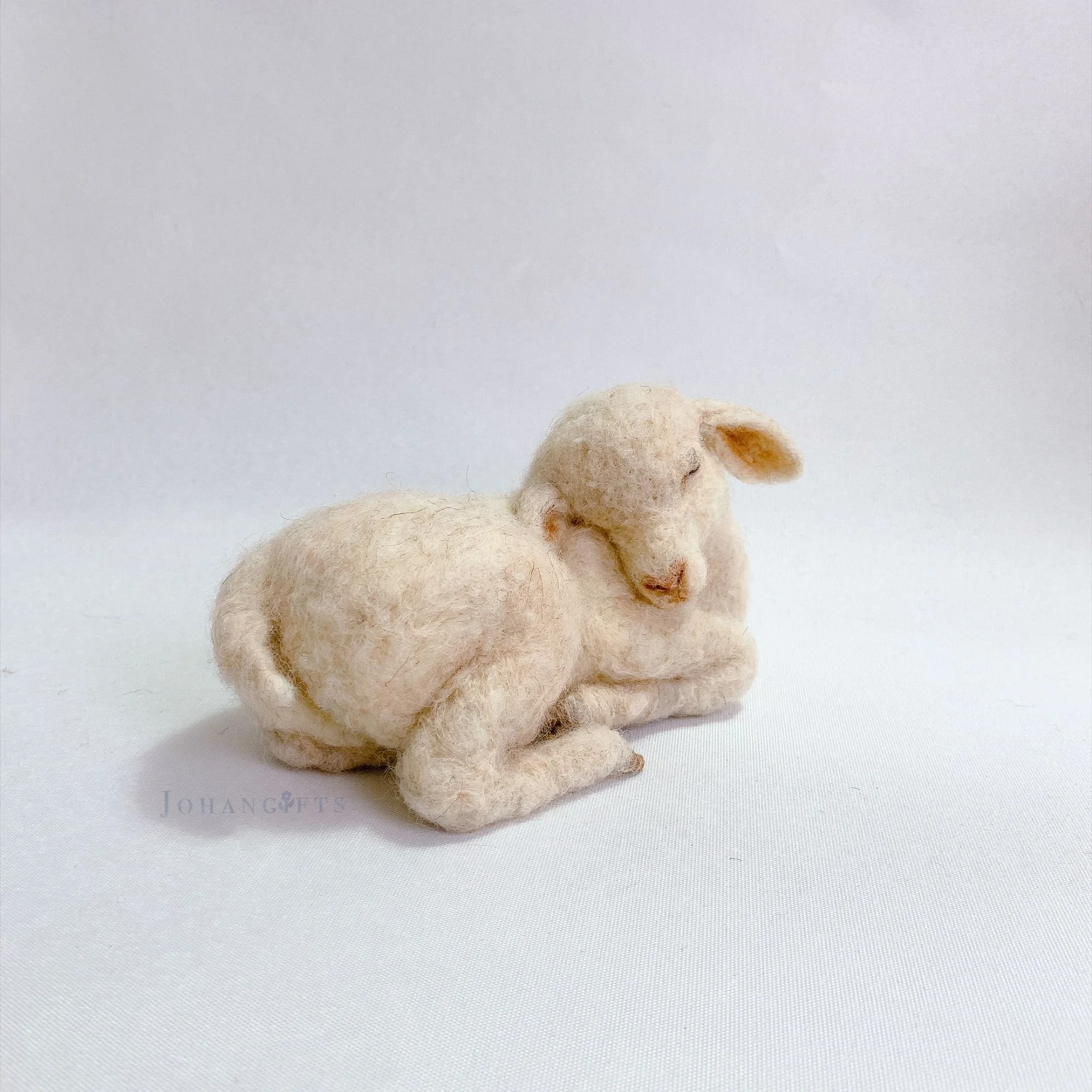 gentle-sleeping-sheep-fibre-art-sculptur.jpg