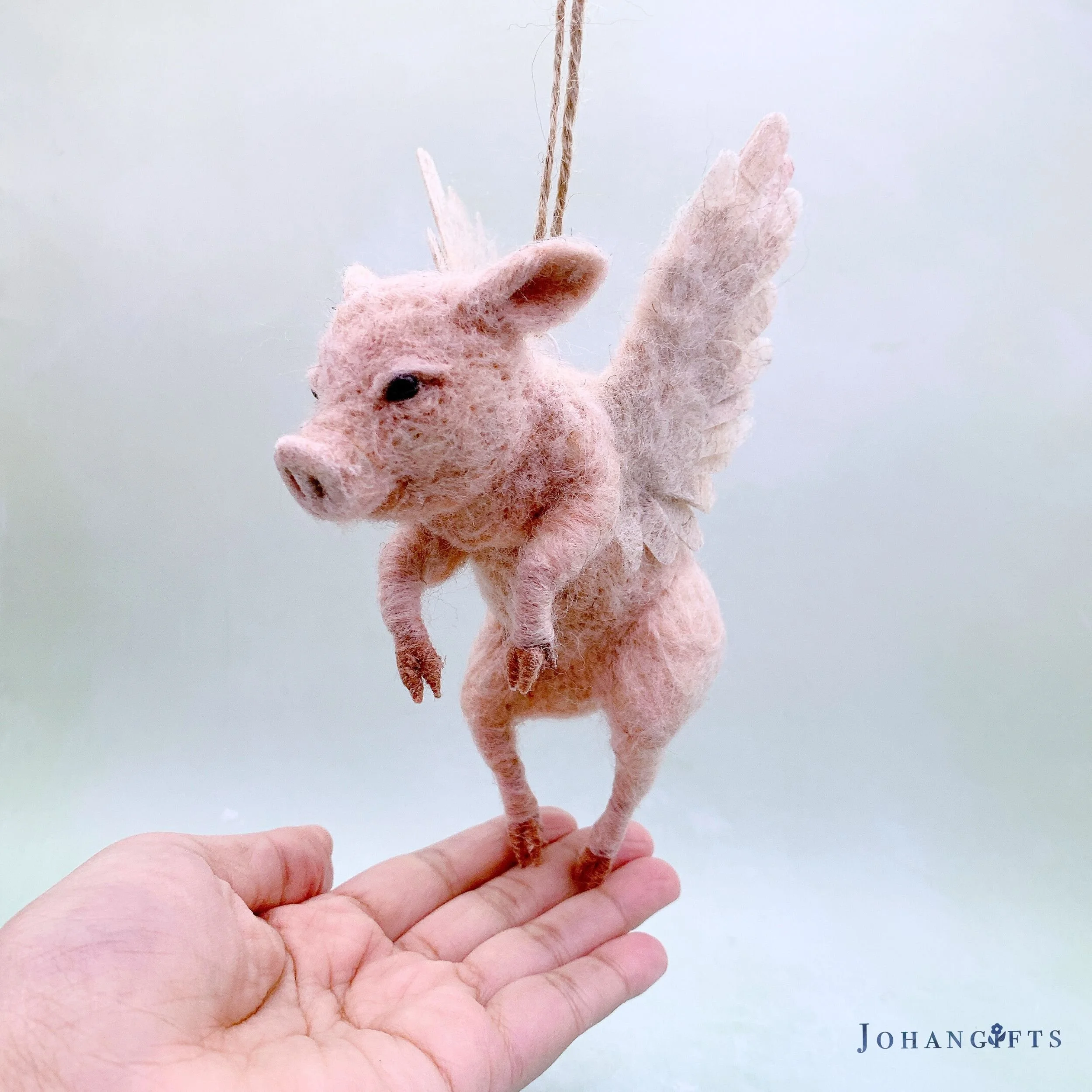 flying-pig-hanging-ornament.jpg