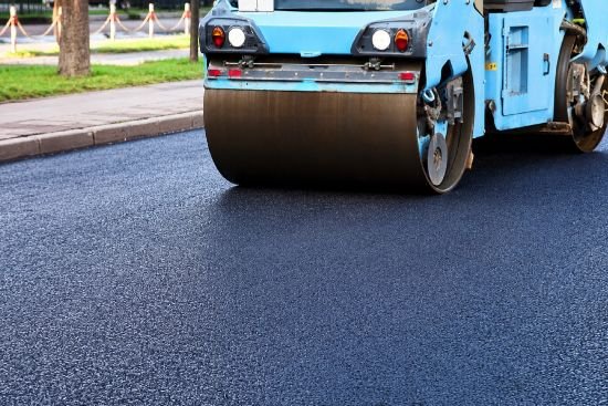 Til slutt legger vi på og pakker den nye asfalten