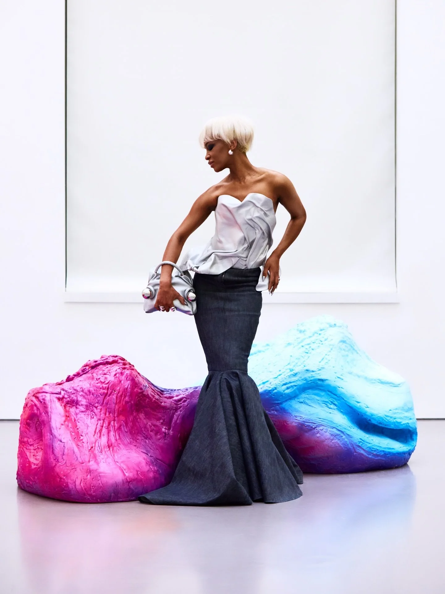 Consistency looks like nothing is happening, until everything changes. ✨

Model | @crisgparente 
Designer | @amorphose 
Art Installation | @sulaworldcom x @nadja_sula 
Event | @modesuisse 

#modesuisse #fashionblogger #artinstallations #z&uuml;rich #