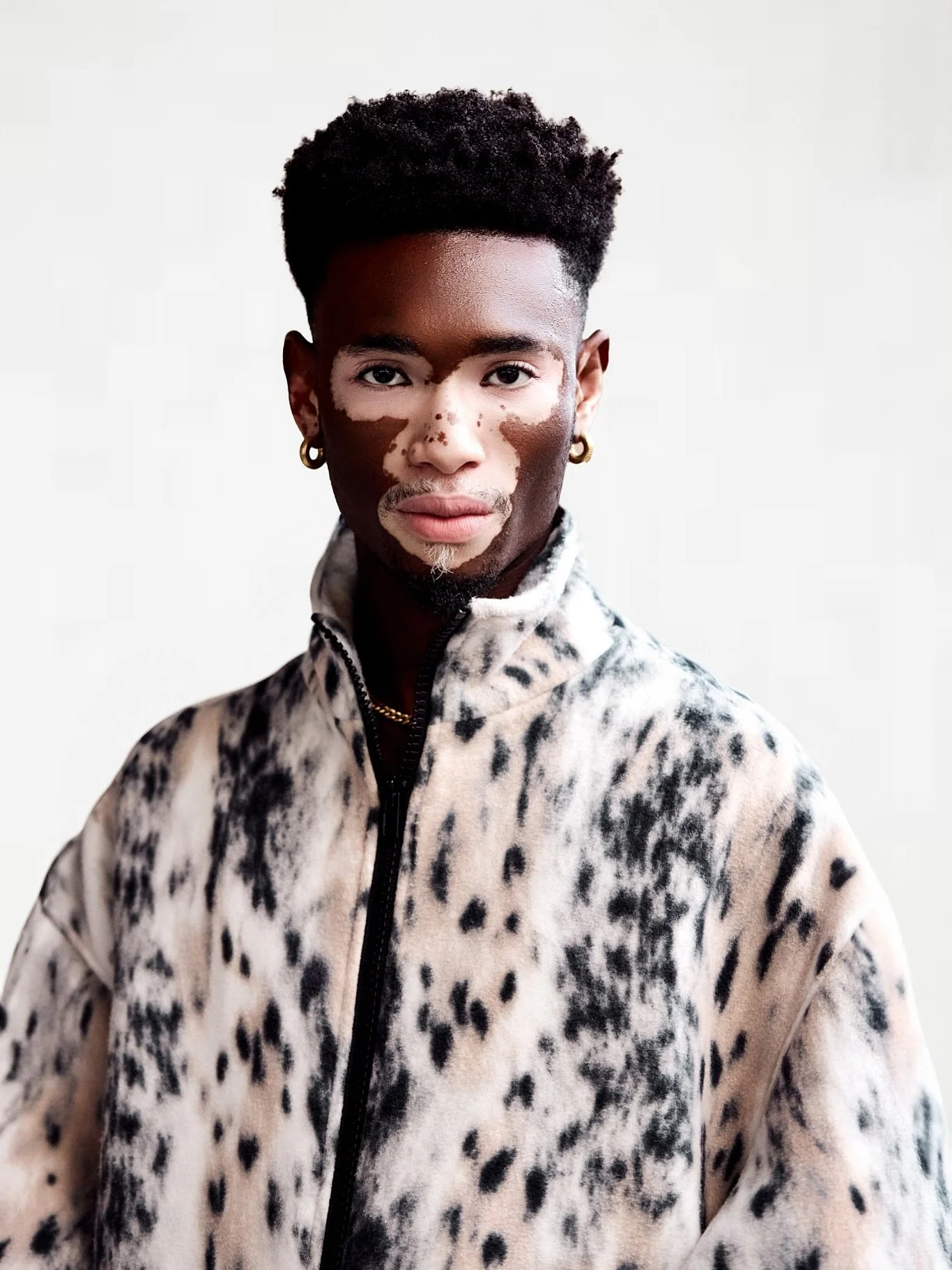 The world mirrors the energy you give. Scowl, and it scowls back. Lead with kindness, and it returns to you multiplied. 

Model | @yvesmark.chery 
Fashionshow | @vetements_official 
Fashionweek | @parisfashionweek 

#parisfashionweek #pfw #fashionwee