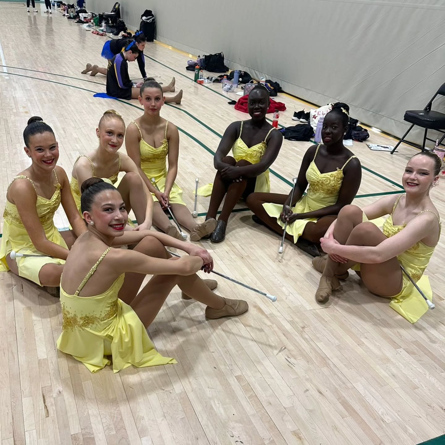 Teamwork Makes the Dream Work! 💛💛💛
 .
#yellowdress @cbtfca