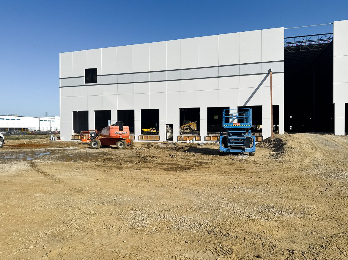 Fresh paint, fresh progress! The Restaurant Equippers expansion is hitting another exciting milestone as exterior painting gets underway. Each new layer brings this 110,000 SF addition closer to the finish line.