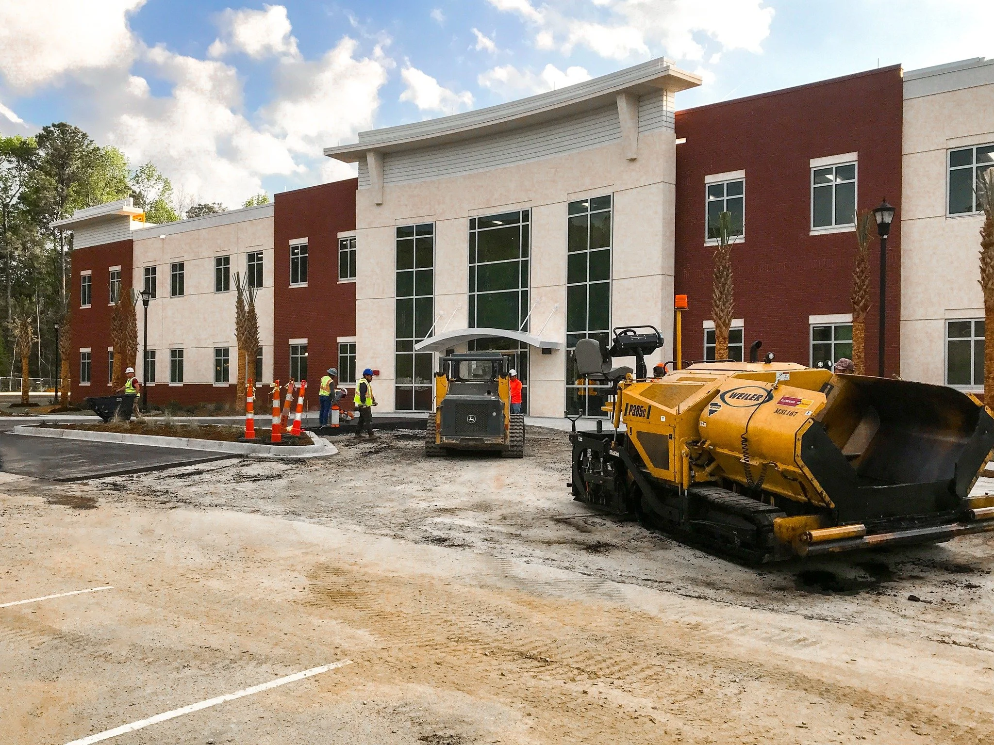 We&rsquo;re getting close to the finish line at @eastcoopermedicalcenter in Mt. Pleasant, SC! Paving and final touches are underway as we wrap up this project. We want to give a big thank you to our team for the hard work, dedication, and collaborati
