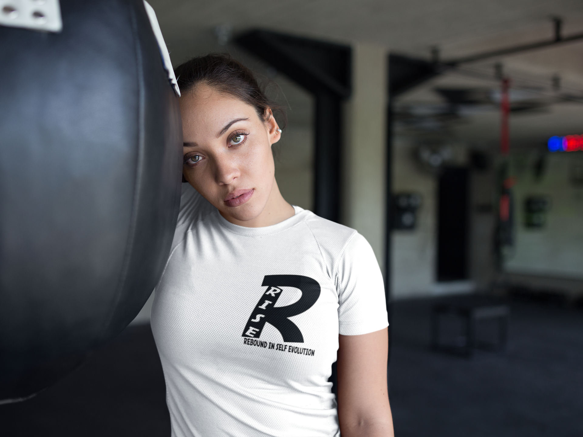 beautiful-girl-resting-at-the-gym-while-wearing-custom-sportswear-mockup-a16834.png