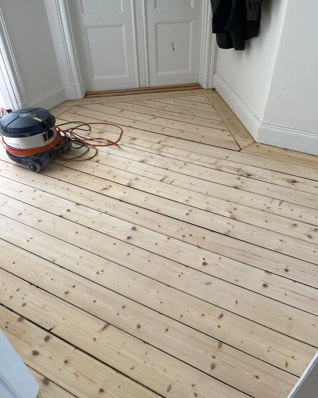 Golvslipning 

#golv #golvslipning #renovation #woodfloors