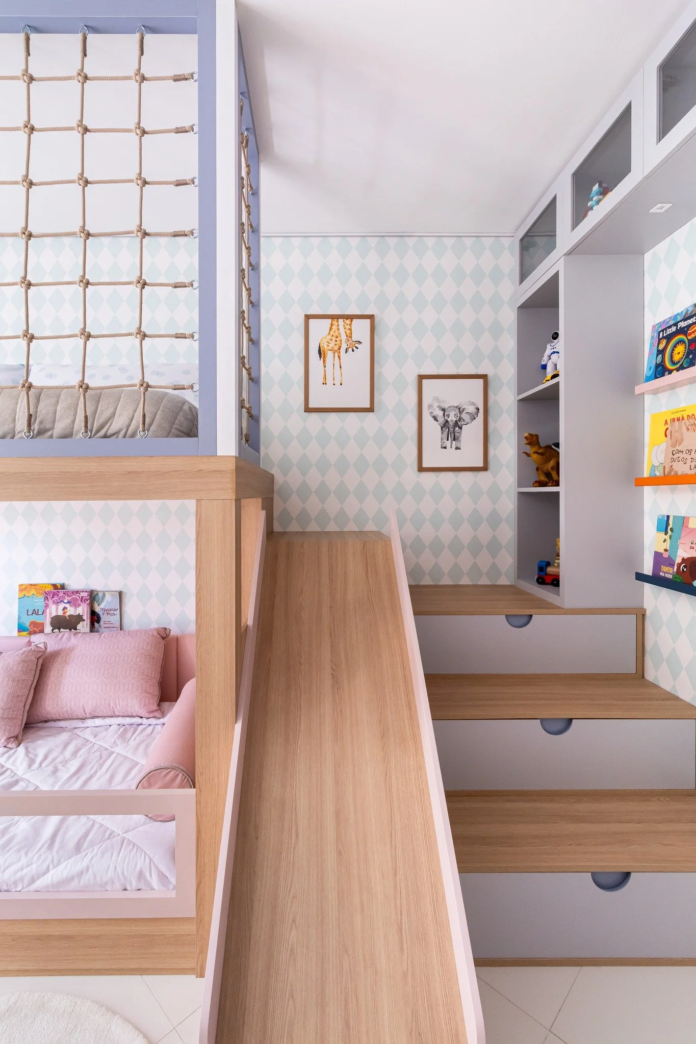 Apaixonados por cada detalhe deste projeto assinado pela @brilum.arq! ✨ Aqui, o papel de parede da HOUSED abra&ccedil;a todo o ambiente, criando uma atmosfera l&uacute;dica e acolhedora. O layout estrat&eacute;gico e a marcenaria inteligente trazem a