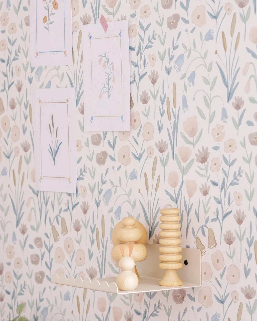 Come&ccedil;ando a semana com uma dose extra de delicadeza. 

N&oacute;s somos apaixonados pelo efeito de pintura &agrave; m&atilde;o que esse papel de parede floral aquarelado traz para o ambiente! 

E voc&ecirc;, usaria essa estampa na sala, no qua