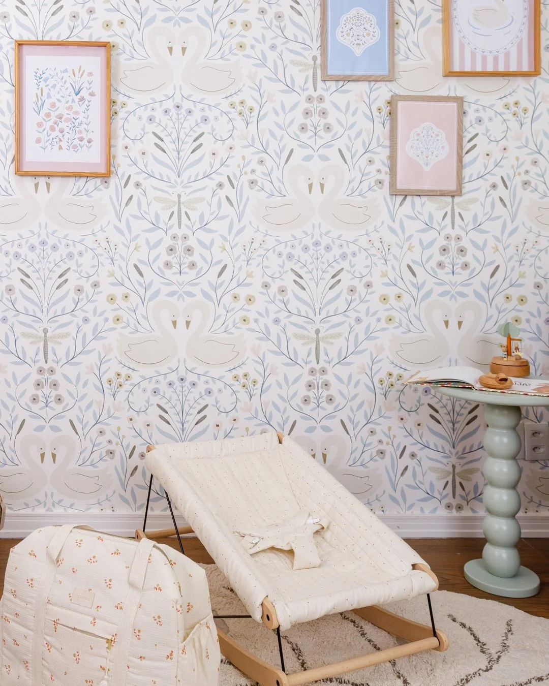 Um verdadeiro conto de fadas nas paredes do quartinho! 🦢 Deslize para o lado para se encantar com os detalhes desse ambiente.

O Papel de Parede "Dan&ccedil;a dos Cisnes" traz a graciosidade dos cisnes e a leveza das folhagens em aquarela,