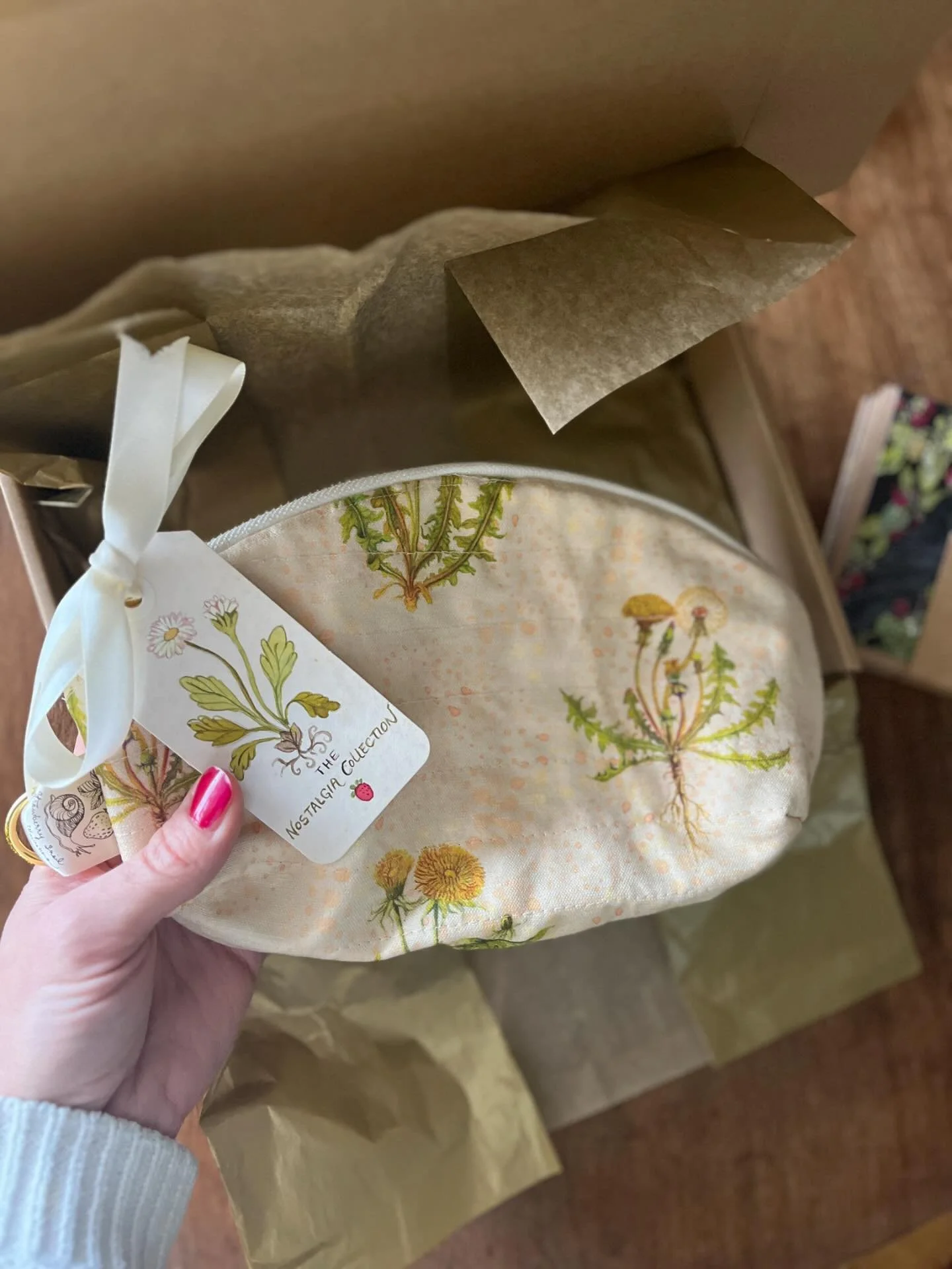 G.I.F.T.  B.O.X.E.S ✨✨ Add a pack of notecards for half off with your petal pouch! 
.
These will be in the shop hopefully tomorrow. Get notified when you sign up for The Artful Garden&mdash;my newsletter. Link to that in my profile! 
.
To browse the 