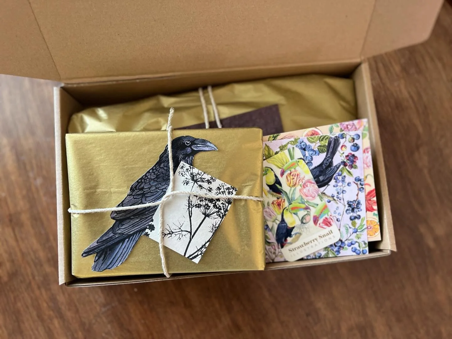 Making things pretty, always. Thank you for your orders! 🍓.
.
.
#handmadegifts #shopsmall #botanicalillustration