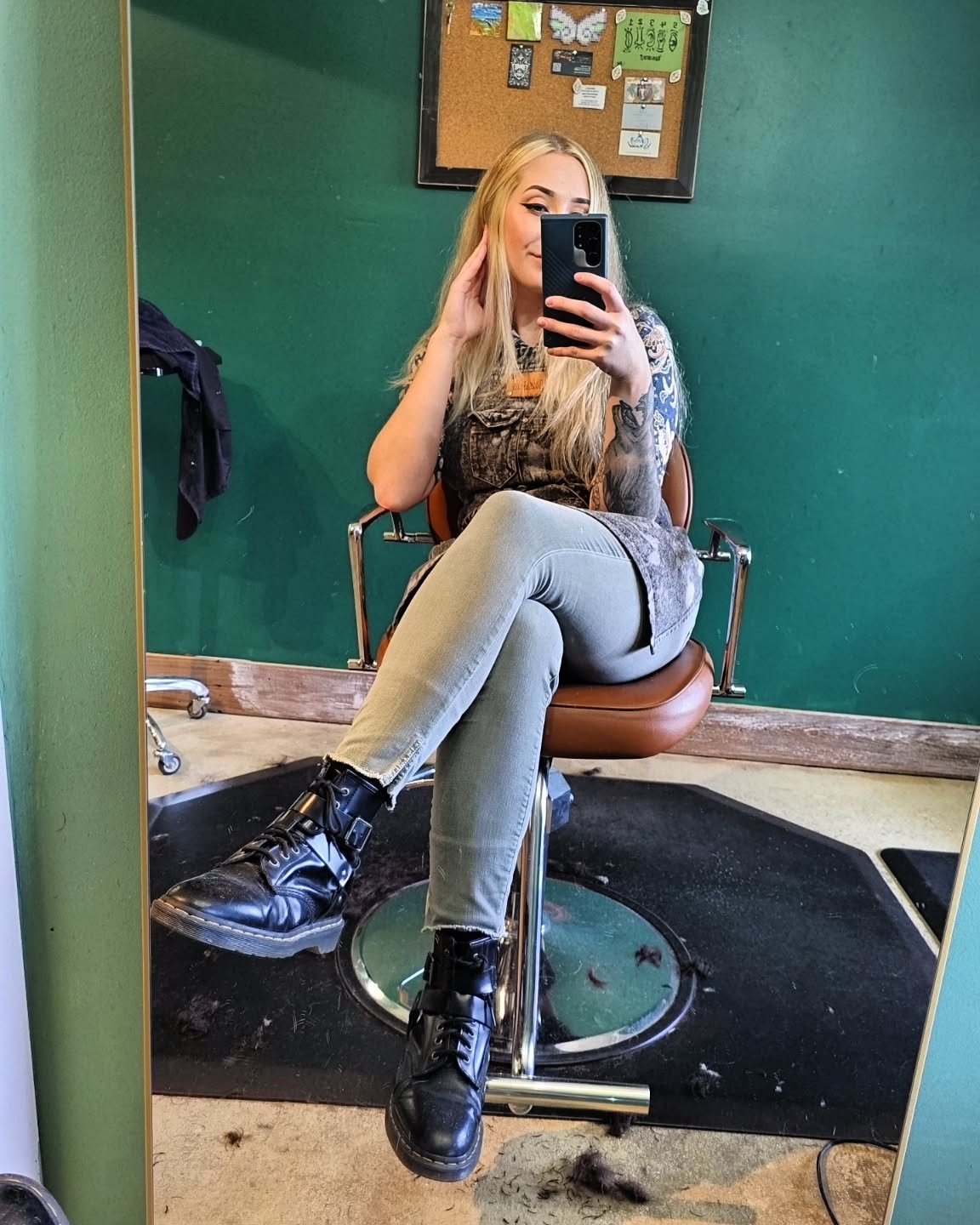 Hi all, happy Sunday! This week is filling up and availability is becoming limited before holiday gatherings! I still have some appointments left this week. Let's get them booked up! ❄️☃️
My booking link is https://katepachesny.square.site ⛓️✂️💈
See