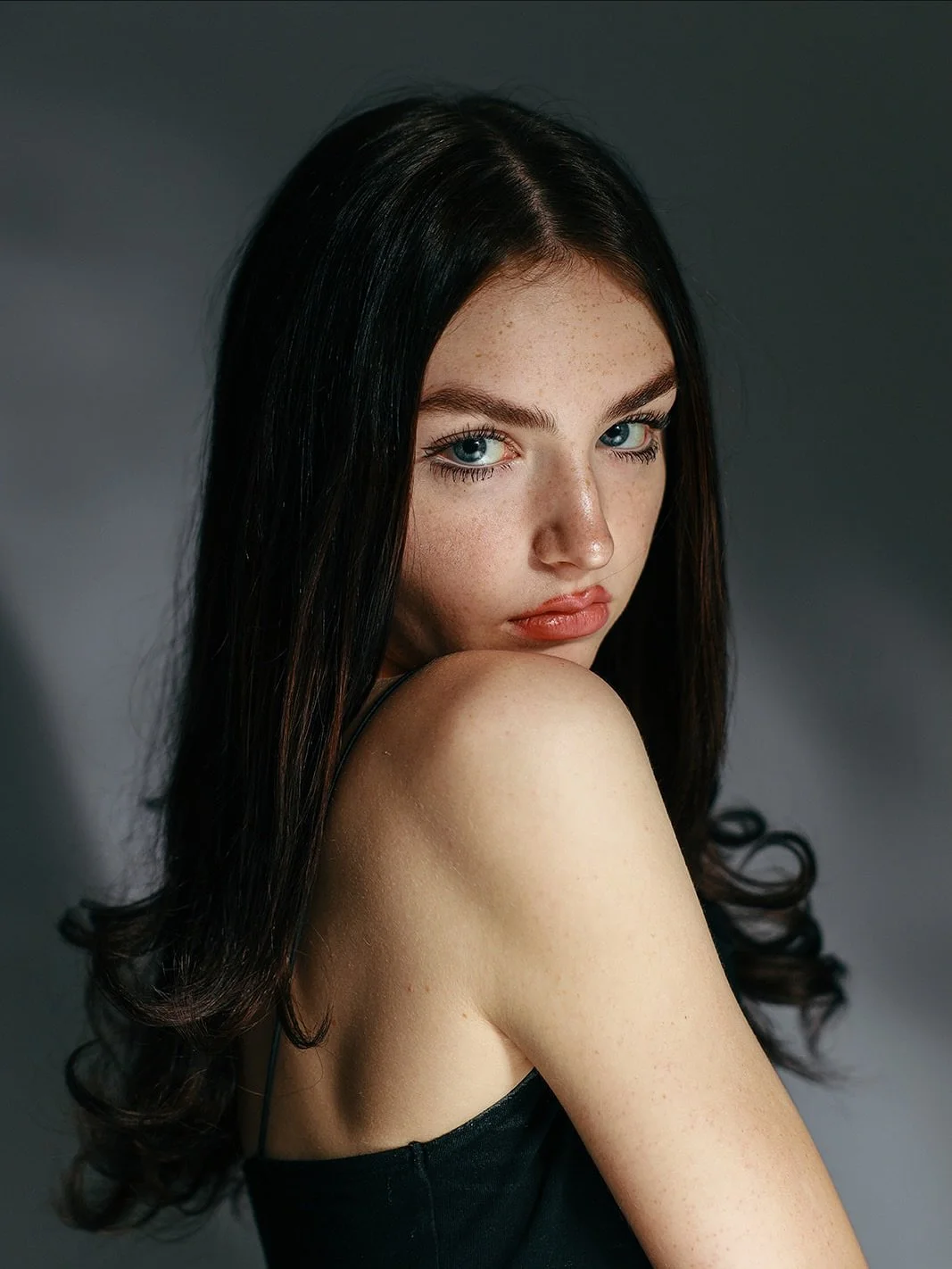 A photograph you just can&rsquo;t look away from.
Phoebe &mdash; like a movie heroine: delicate yet strong, with that very look where softness meets confidence.
I used contrast lighting that gently traces her skin, highlighting her natural beauty whi