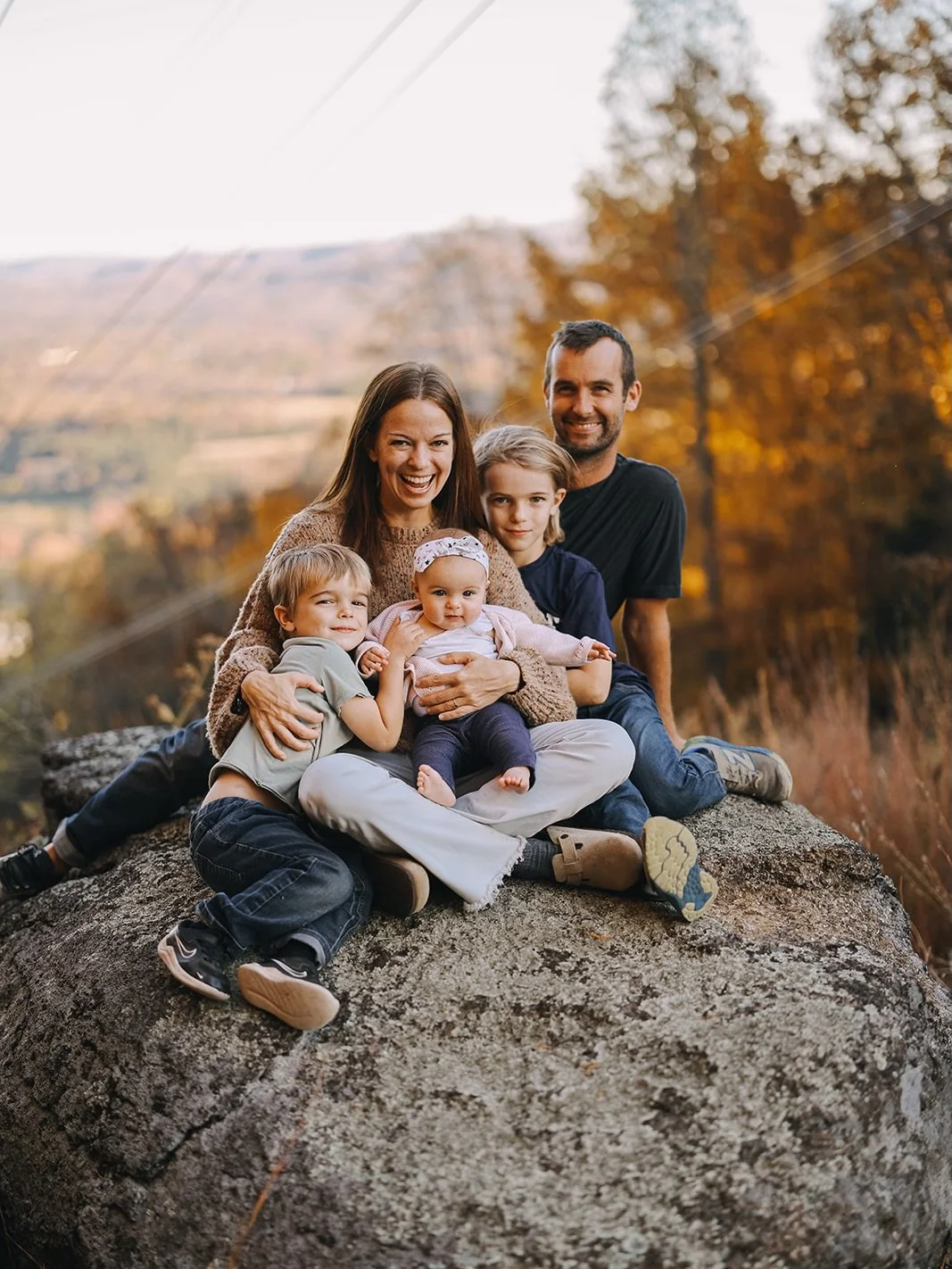 Outdoor family sessions always carry a special kind of magic.
This time with Christi&rsquo;s family felt like a true journey into a world of laughter, togetherness, and warm autumn colors.

Nature seemed to take on the role of a second photographer: 