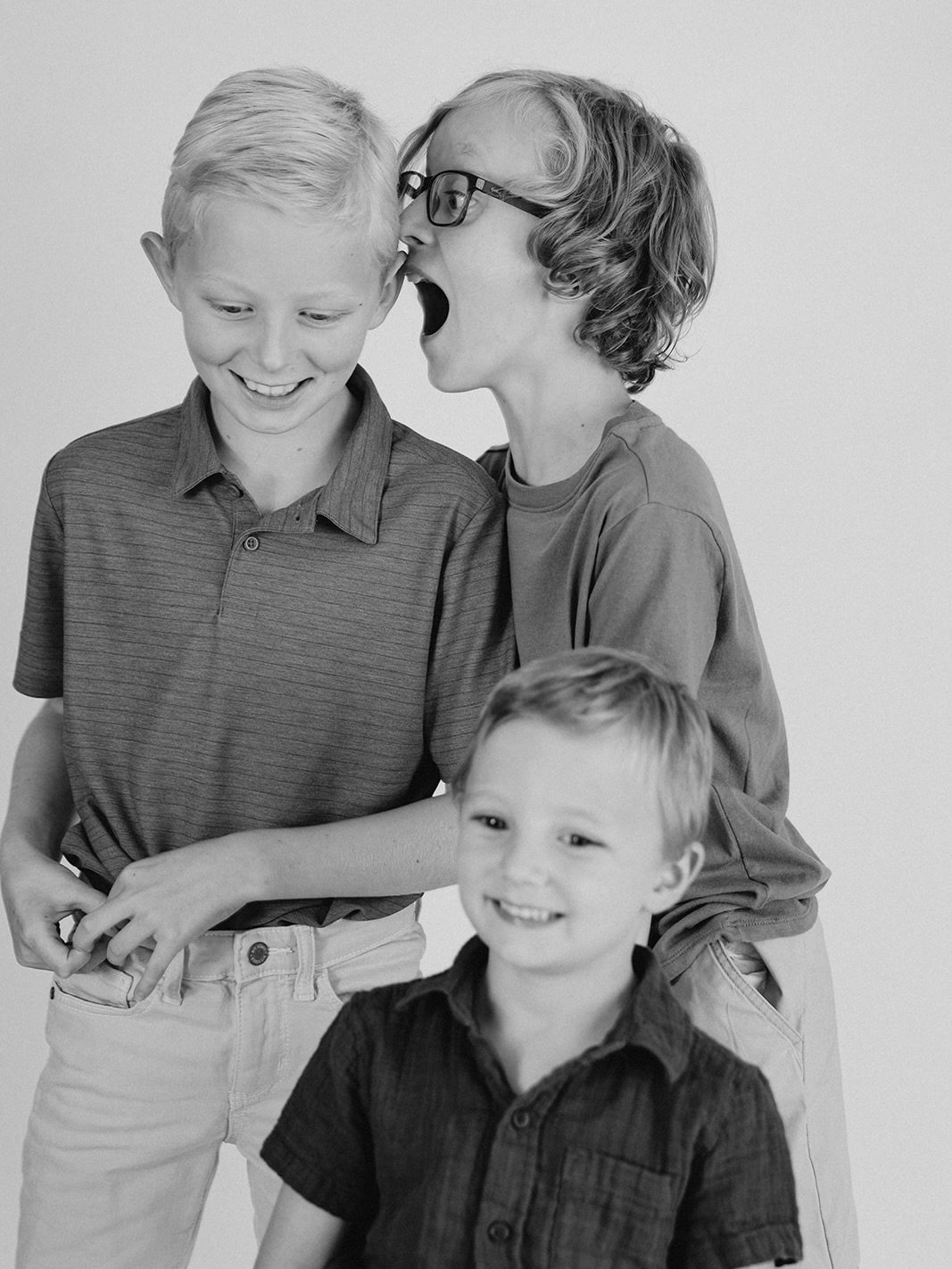 Taking photos of the children means capturing the most genuine emotions.
Every smile here is real, every glance is free and full of life.
I love sessions like this, where you can feel the warmth of family and the lightness of the moment!
.
.
.
.
.
#p