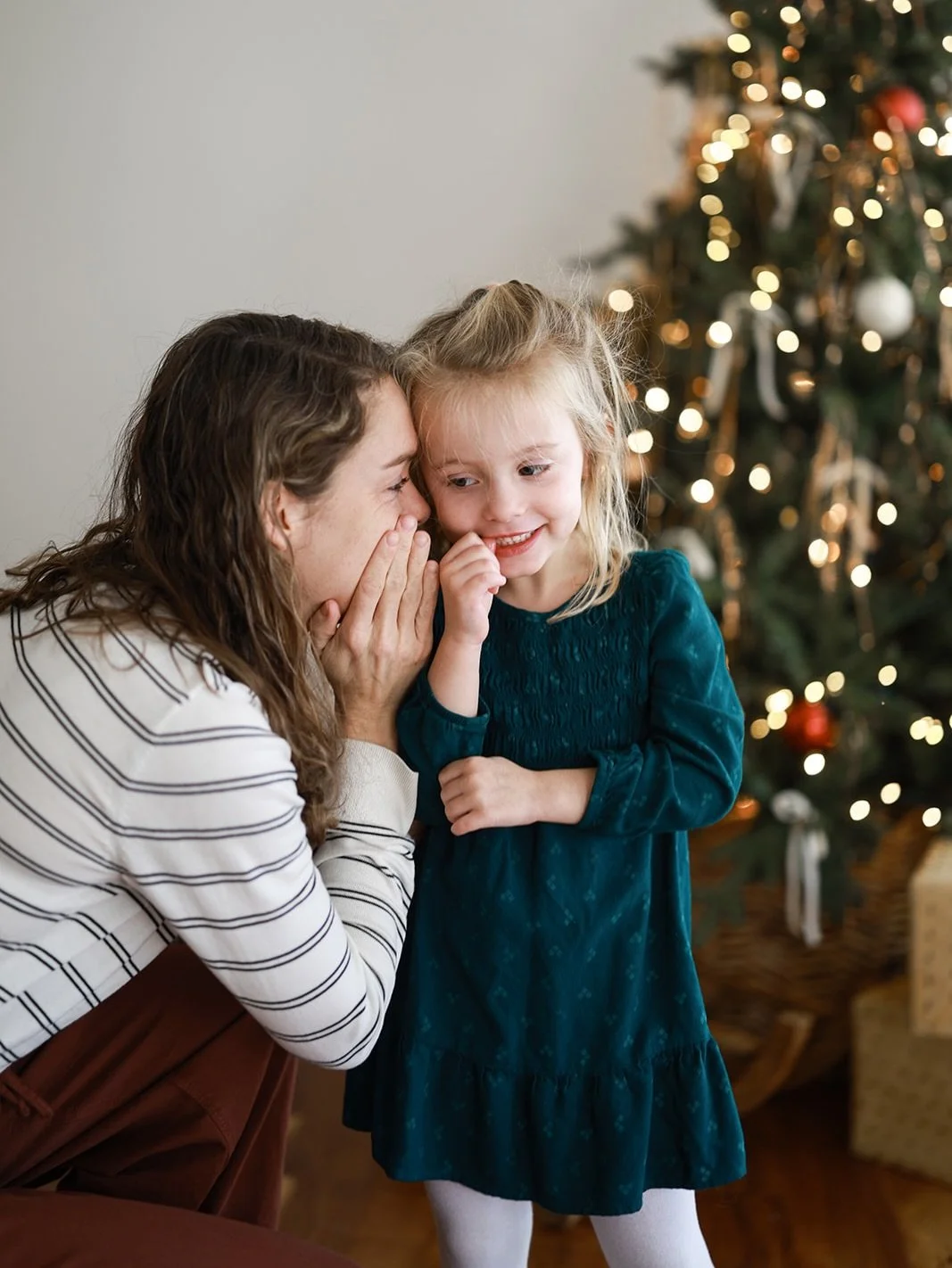 Til be happy to capture your special moments on New Year&rsquo;s Eve! 🎄 
Available time slots 12.31:
✅9:00 - 10:00 AM
❌10:00 - 11:00 AM
✅11:00 AM - 12:00 PM
❌12:00 - 1:00 PM
✅1:00 - 2:00 PM

Perfect for:
- family moments
- cozy at-home sessions
- fe