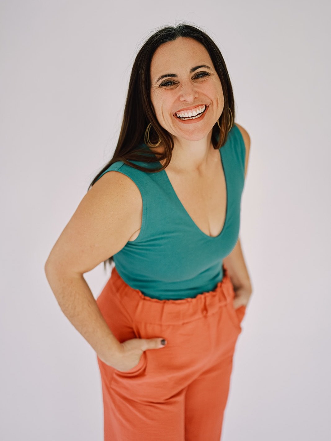 Bright colors, a relaxed pose, a gaze full of life - everything in this portrait is about the freedom to be yourself. No stiffness, no overthinking. Just the real you.

With Ellen, it was exactly like that. Her smile is genuine and open,  the kind yo