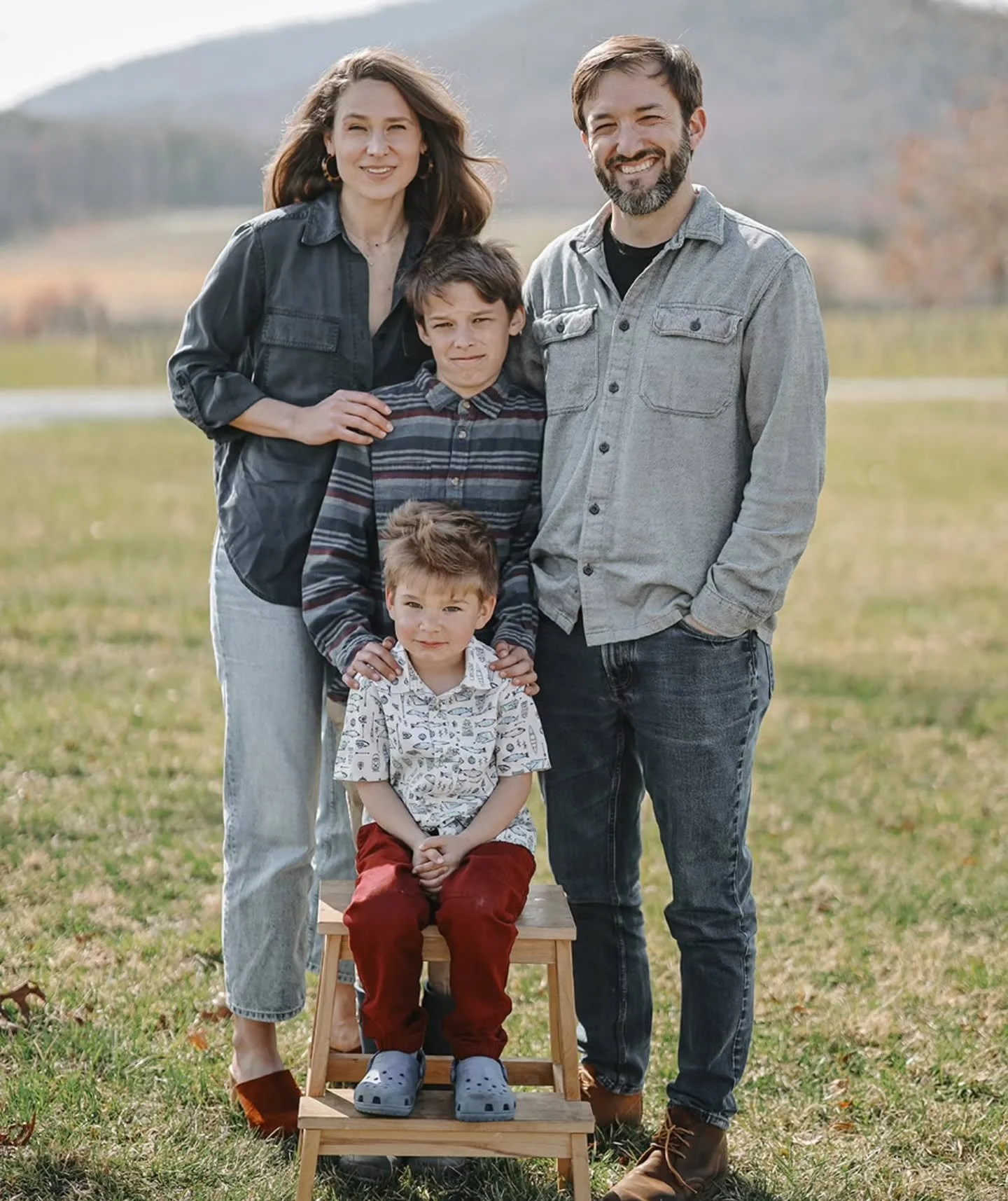 The classic family photo&hellip; with real life tucked into every detail.

Kids having fun, parents holding it all together, wind in the hair, mountains behind them, and everyone showing up exactly as they are.
That&rsquo;s the good stuff.

Family ph