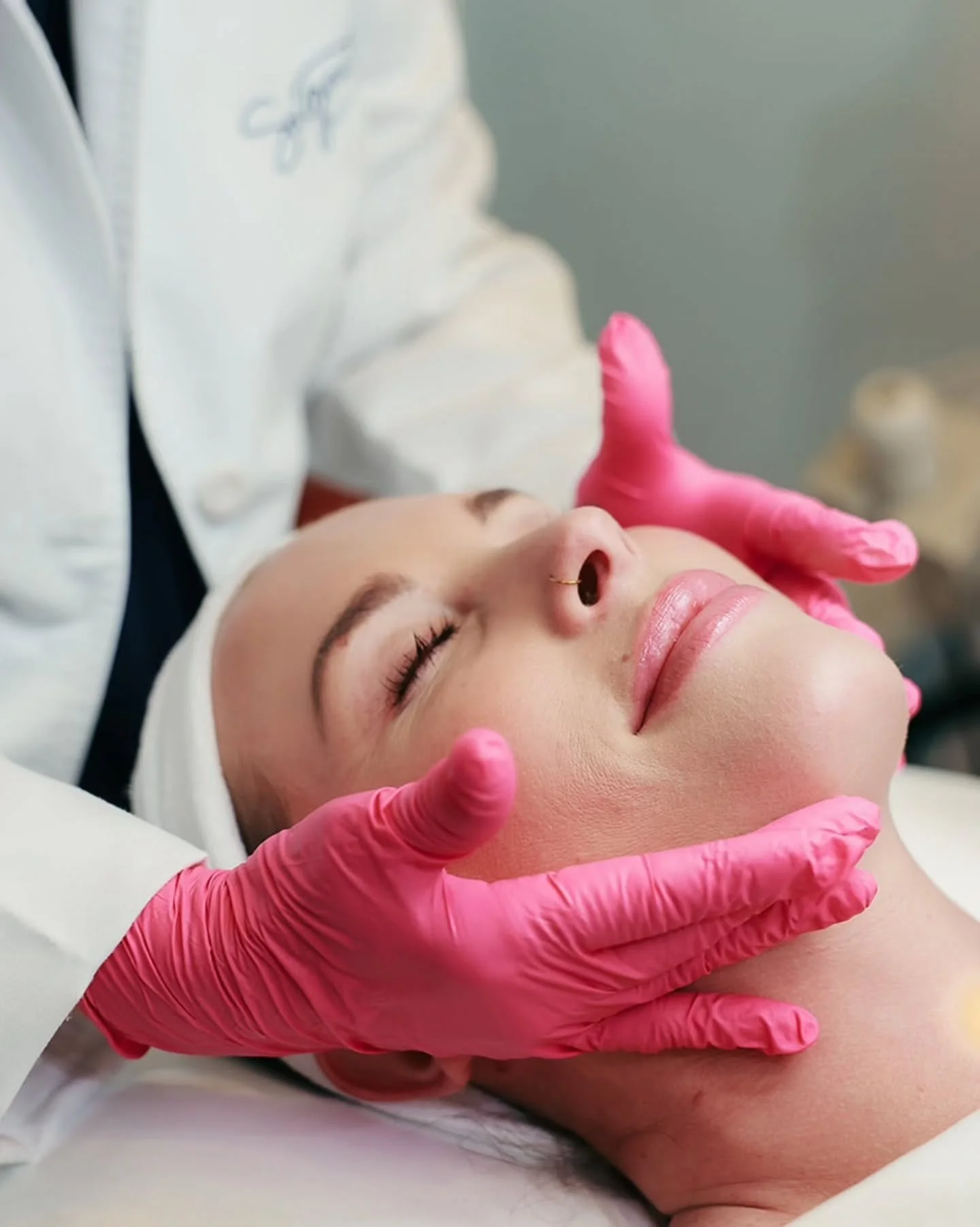 A little behind-the-scenes from a recent brand shoot for Signature Medical Spa 

People are often surprised by how much content we can create in just 1&ndash;2 hours! Headshots, team photos, treatment images, detail shots, workspace photos, social me