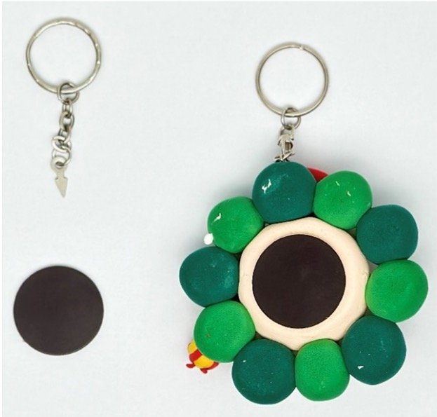 Wreath with Magnet and Keychain.jpg