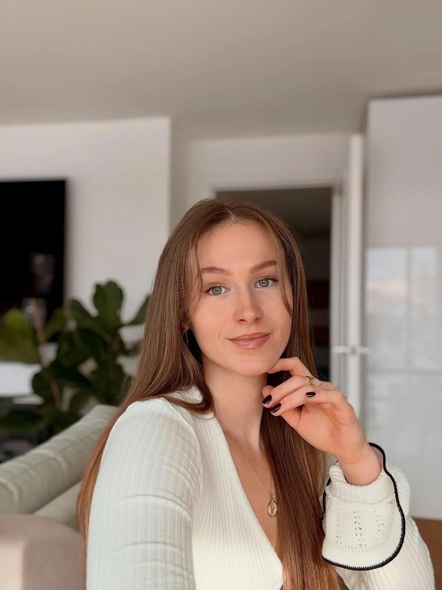 I thought it was about time I properly introduced myself 👋🏼 my name is Felicity (Fliss) and I&rsquo;m a Chiropractor living in Jersey 🇯🇪 but originally from a little place called Frithsden in Hertfordshire 🌳 

I&rsquo;m a middle child 👀 and hav