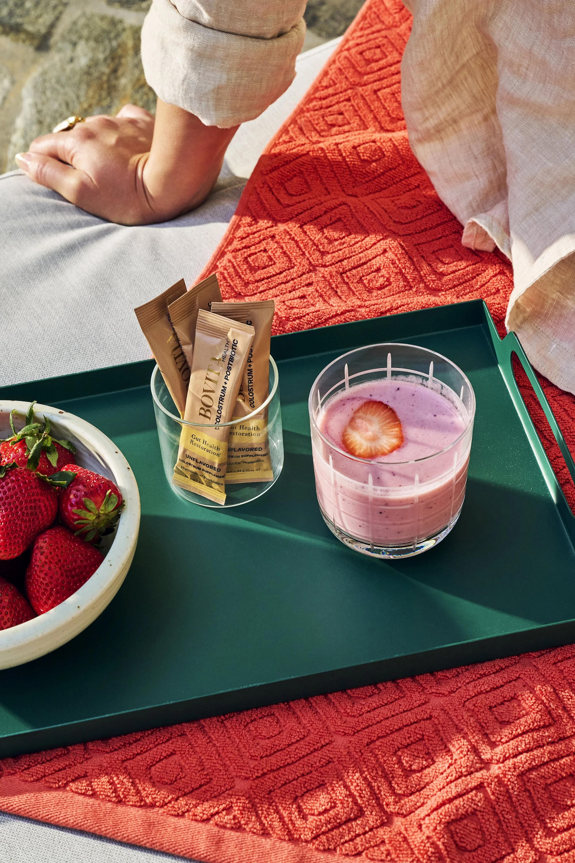 260303_JS_Bovita_12_PoolsideDuo_Smoothie_0804_RT_2.jpg