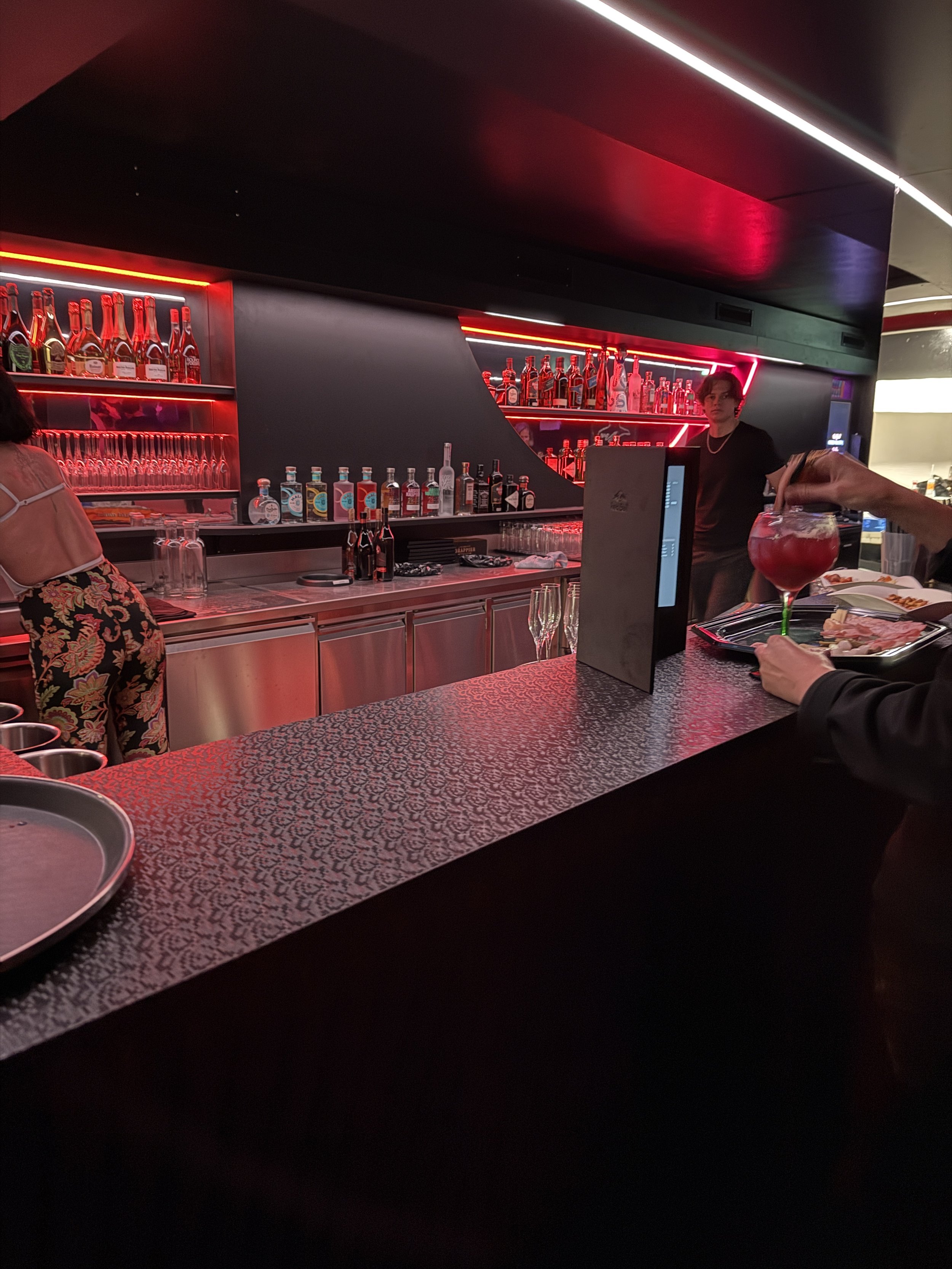 Après - Bar & Miroirs derrières les bouteilles