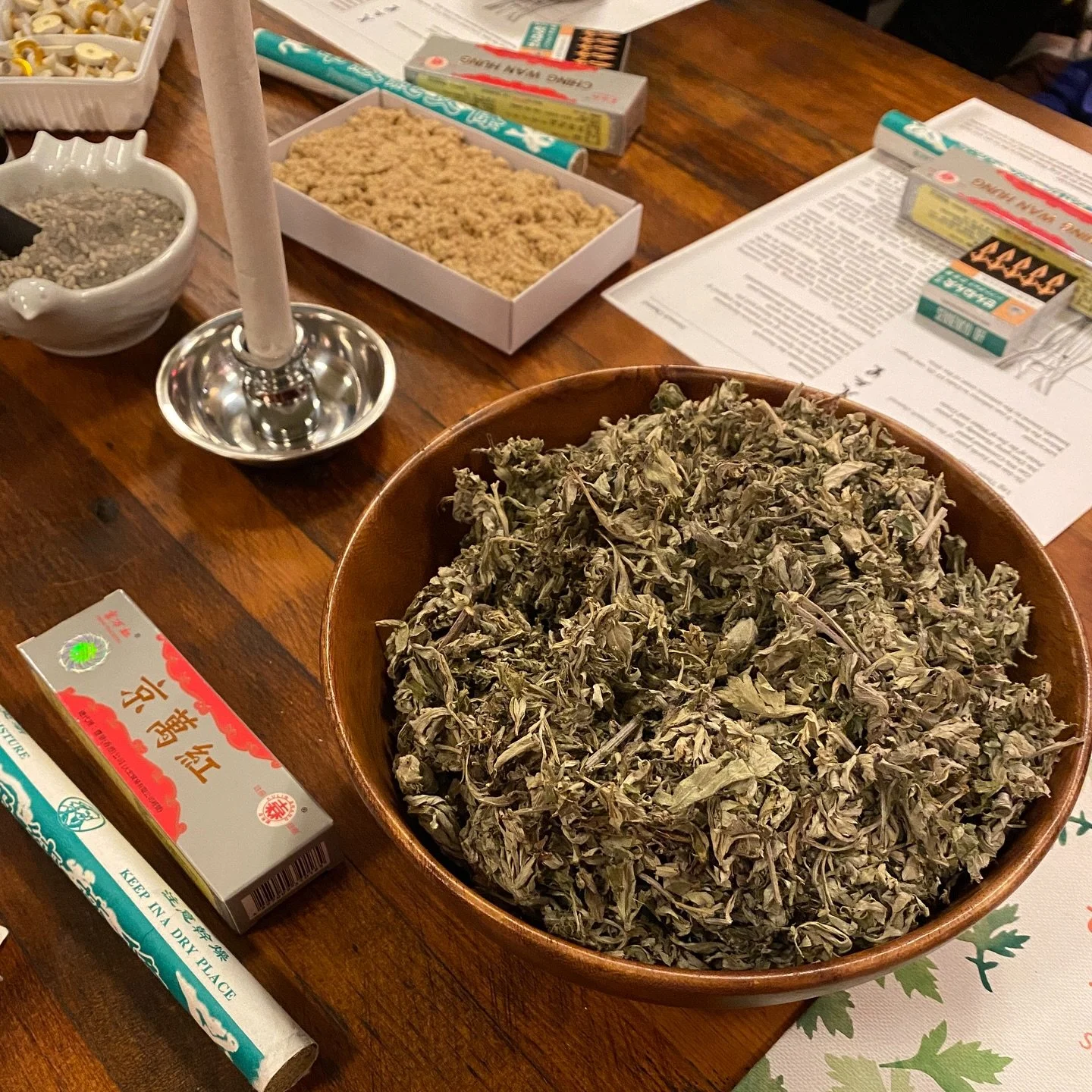 spent a recent evening in the warm glow of @fumiishome learning about the history and uses of moxa from @yuzuacupuncture 

moxa is the ancient TCM practice of burning mugwort near the skin to promote warmth, circulation and healing. known as the &ldq