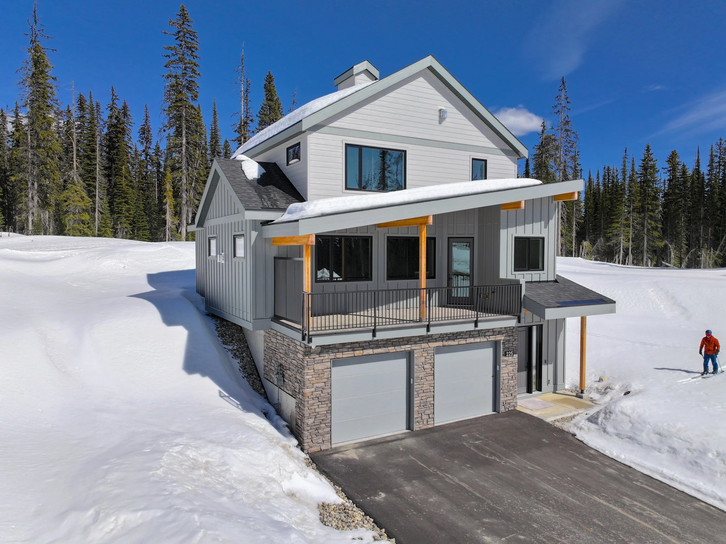 Big White Vacation Homes: Freehold vs Strata (What Changes for Owners)