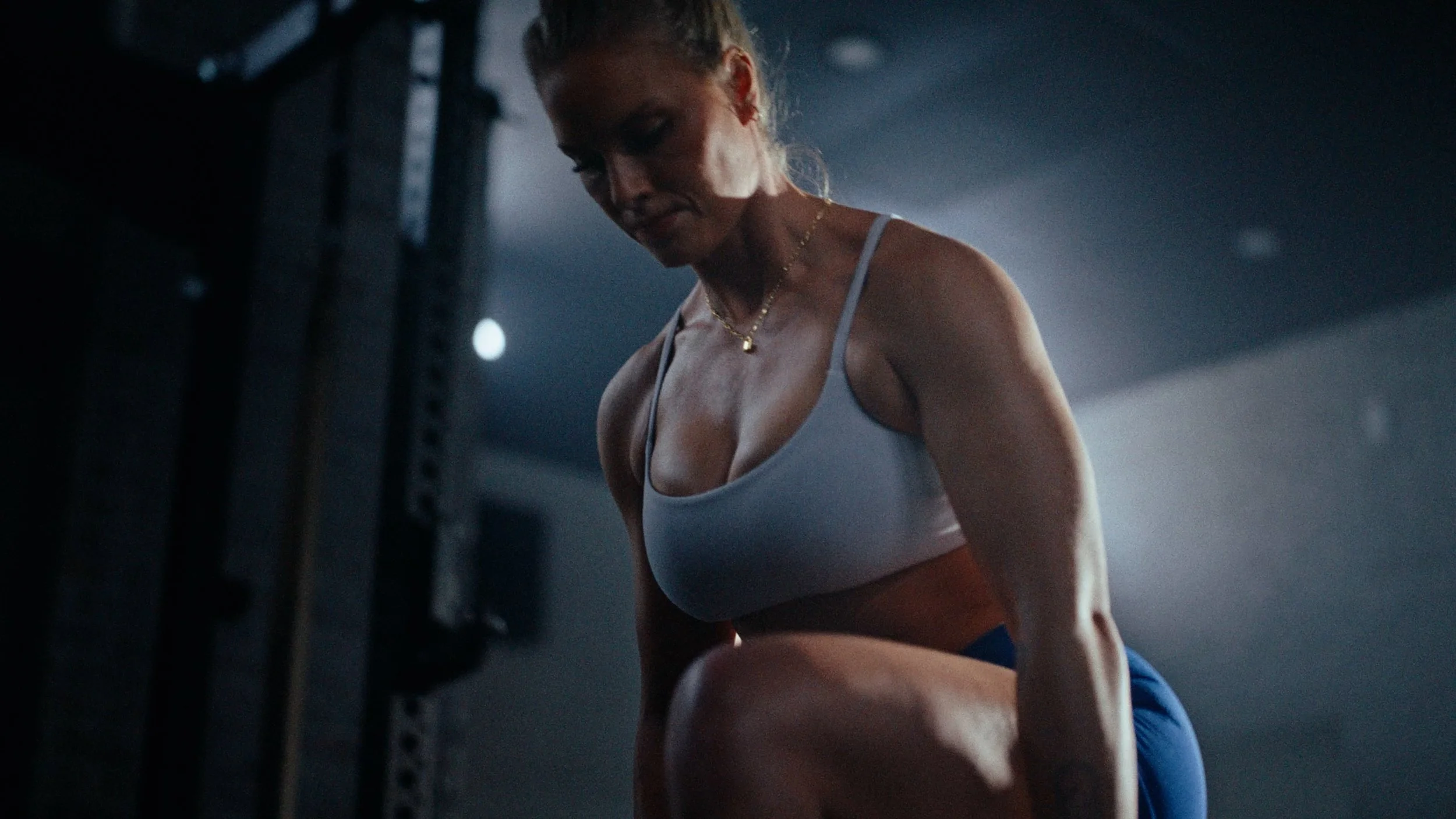 workout commercial solin fitness creator Erin Killeen Etkfit lifting weights in moody gym