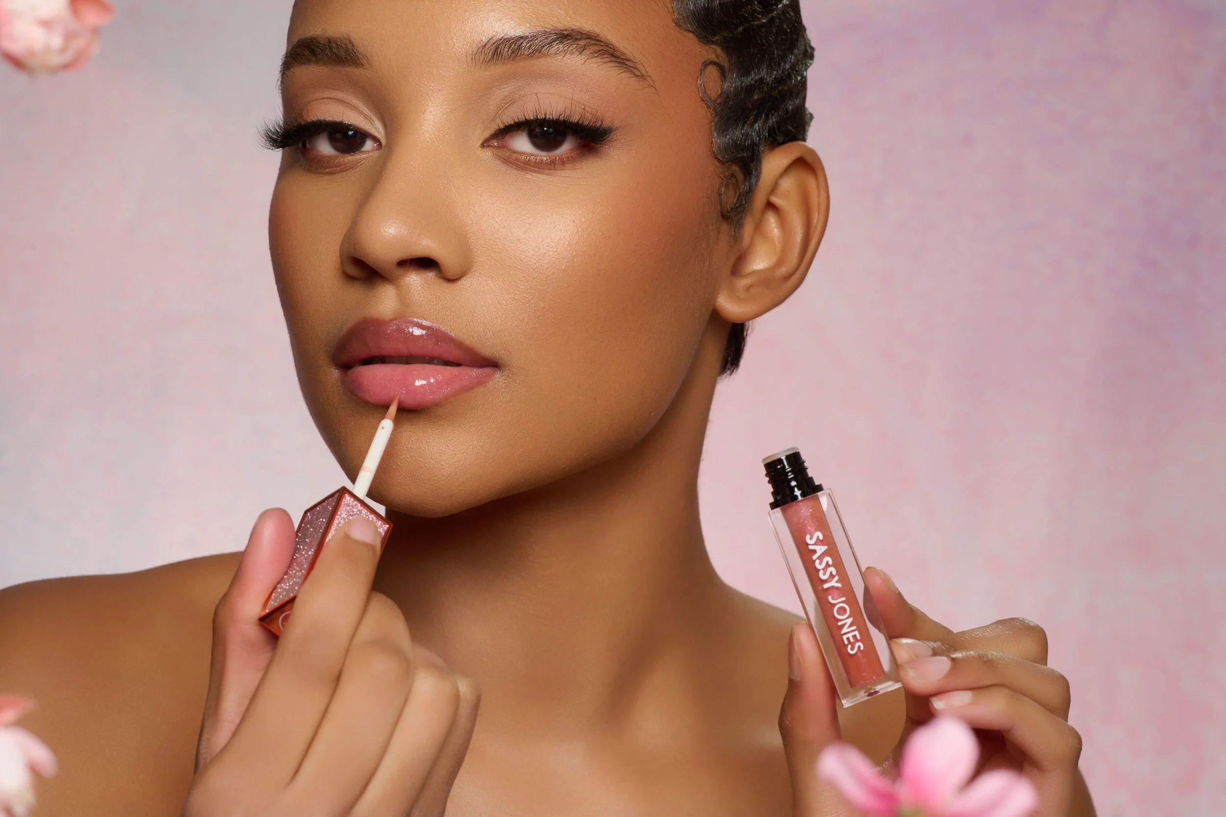 2025_SJ0303_BeautyInBloom_077_GLOSS_FROSE_011.jpg