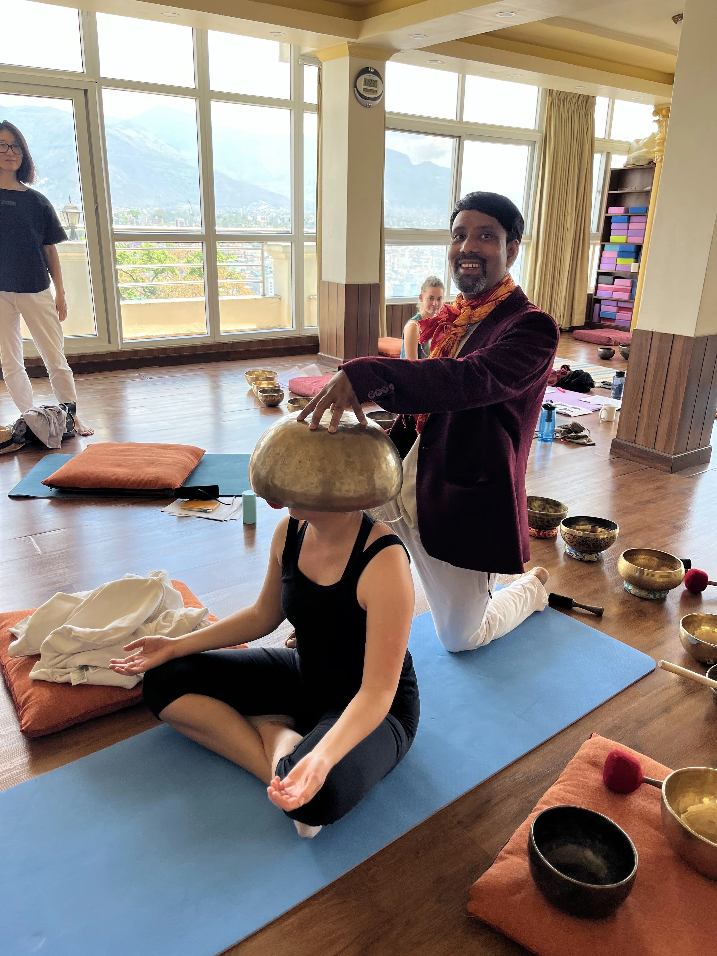  Learning about different ways to use sound bowls to affect the chakras 