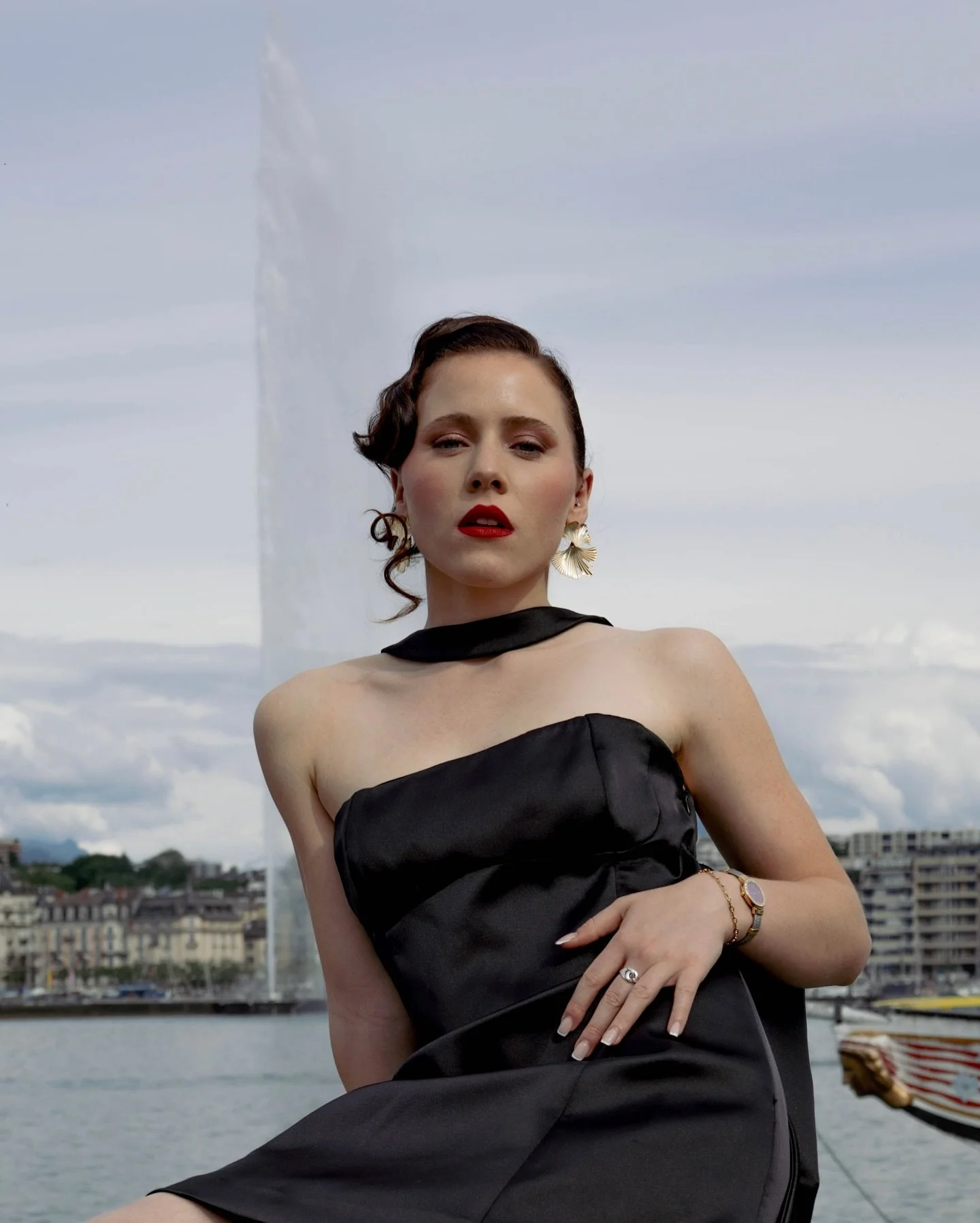 Glam on the Leman lake 

📸 @oh_my_photo.graphy 
✨ @albane_modele 
Hair &amp; 💄 @alisson_mua 

#glam #mua #makeupartist #makeup #genevamakeupartist