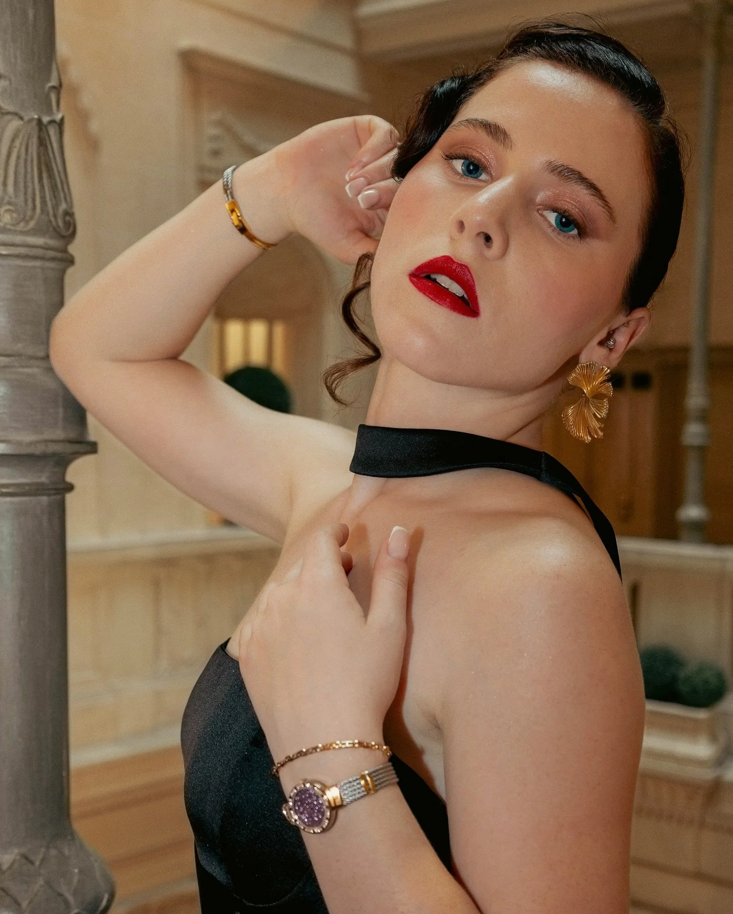 Red lips with natural brown and rose gold for eye makeup, this is my codes of glam. 

📸 @oh_my_photo.graphy 
✨ @albane_modele 
Hair &amp;💄 @alisson_mua 

#mua #makeupartist #glam #makeup #swissmakeupartist