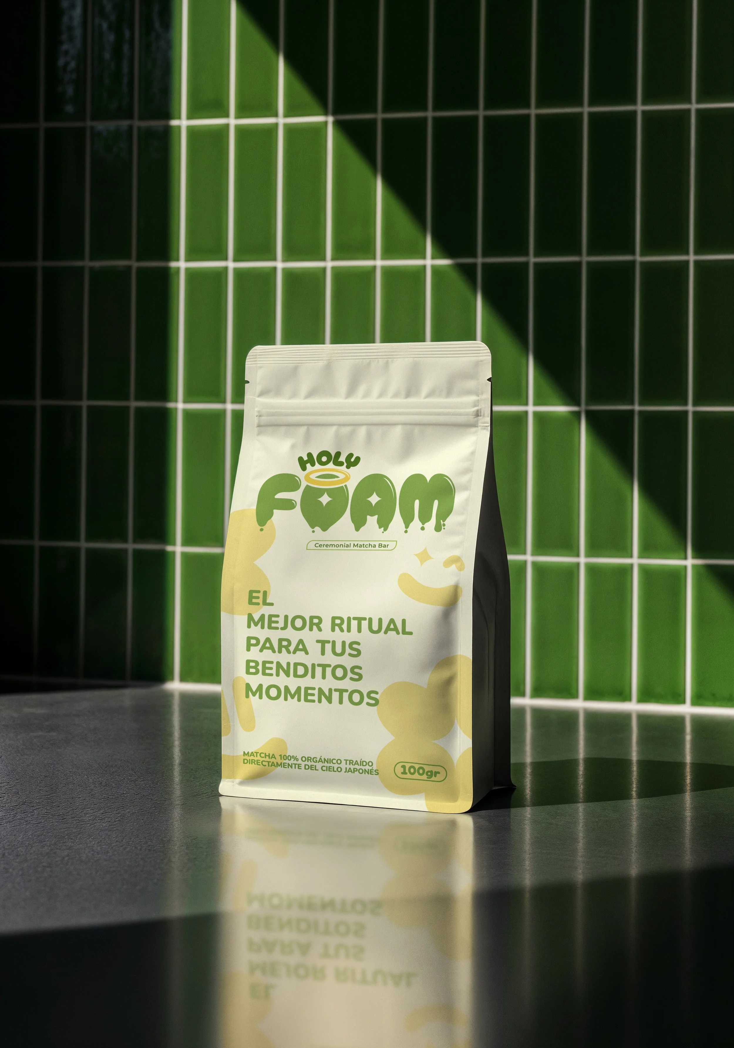 Paquete de Barra de Matcha Orgánico Holy Foam en un fondo de azulejos verdes y negro.